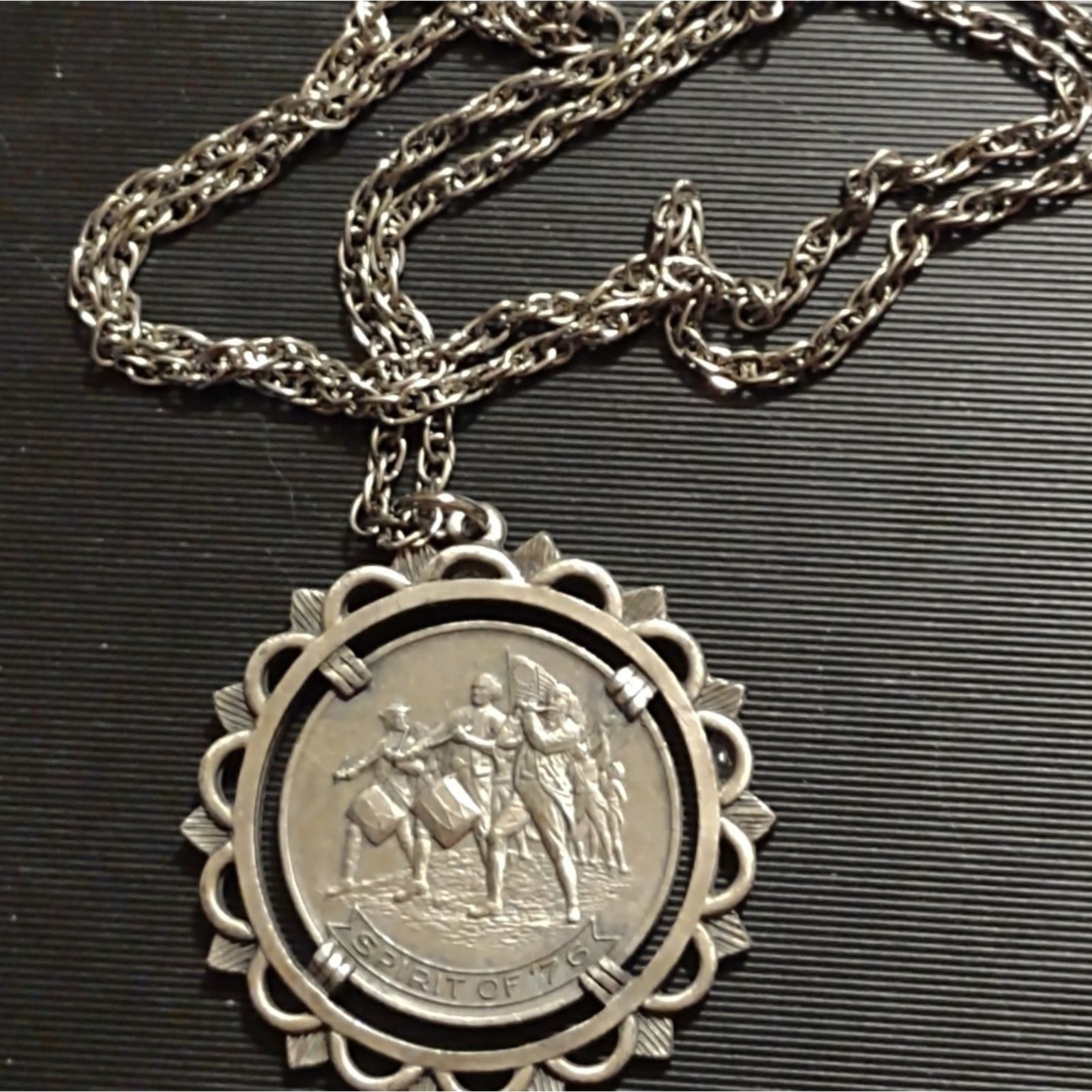 Vintage Beautiful old vintage bicentennial coin 1776 /1976 necklace Size ONE SIZE - 4 Thumbnail