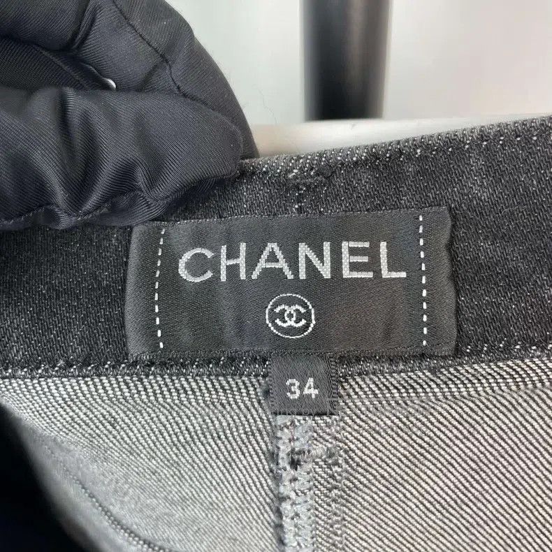 Chanel Chanel Black denim shorts Size 42" / US 20 - 4 Thumbnail