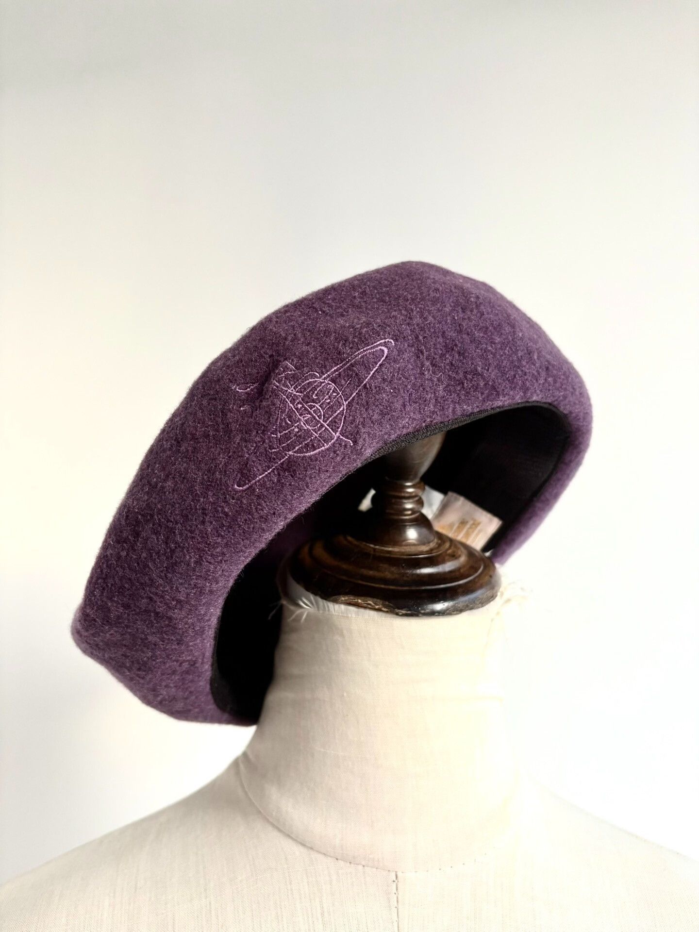 Vivienne Westwood vivienne westwood purple beret with graffiti design Size ONE SIZE - 1 Thumbnail