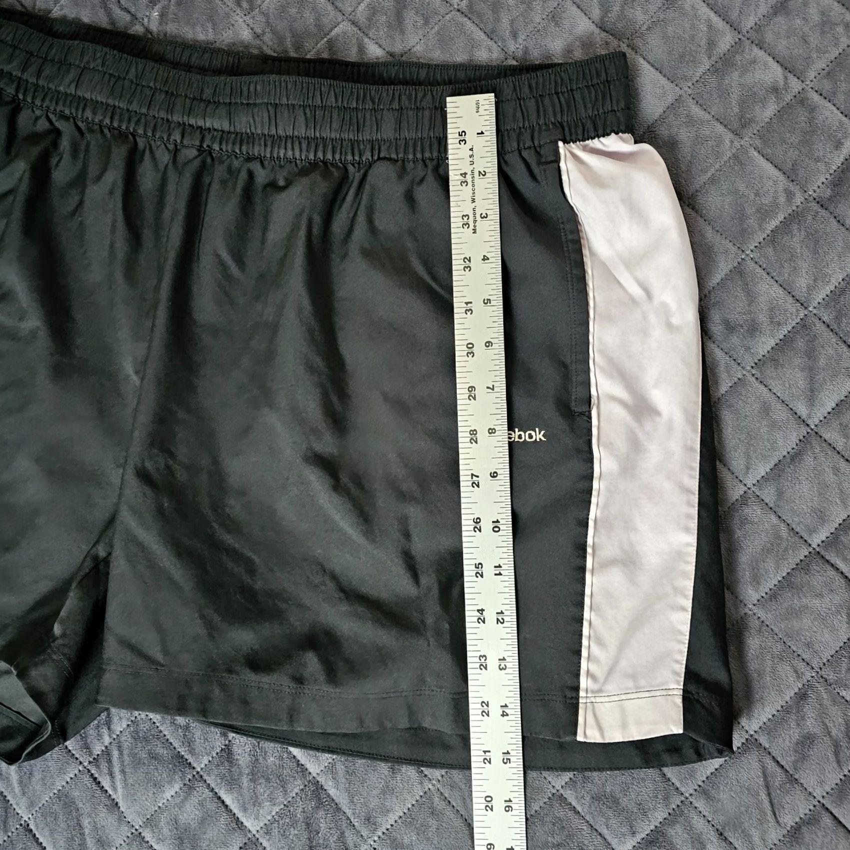 Reebok Reebok Shorts Women 2XL Black Polyester Gym Training Running Workout Lightweight Athletic Breathable Drawstring Inseam 4 in Mens Womens Girls Boys Size 40" / US 18 - 4 Thumbnail