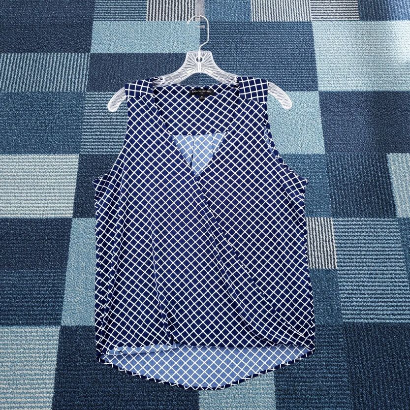Banana Republic Banana Republic Women Medium Blue White Check Blouse Sleeveless Tank Vneck Size M / US 6-8 / IT 42-44 - 1 Thumbnail