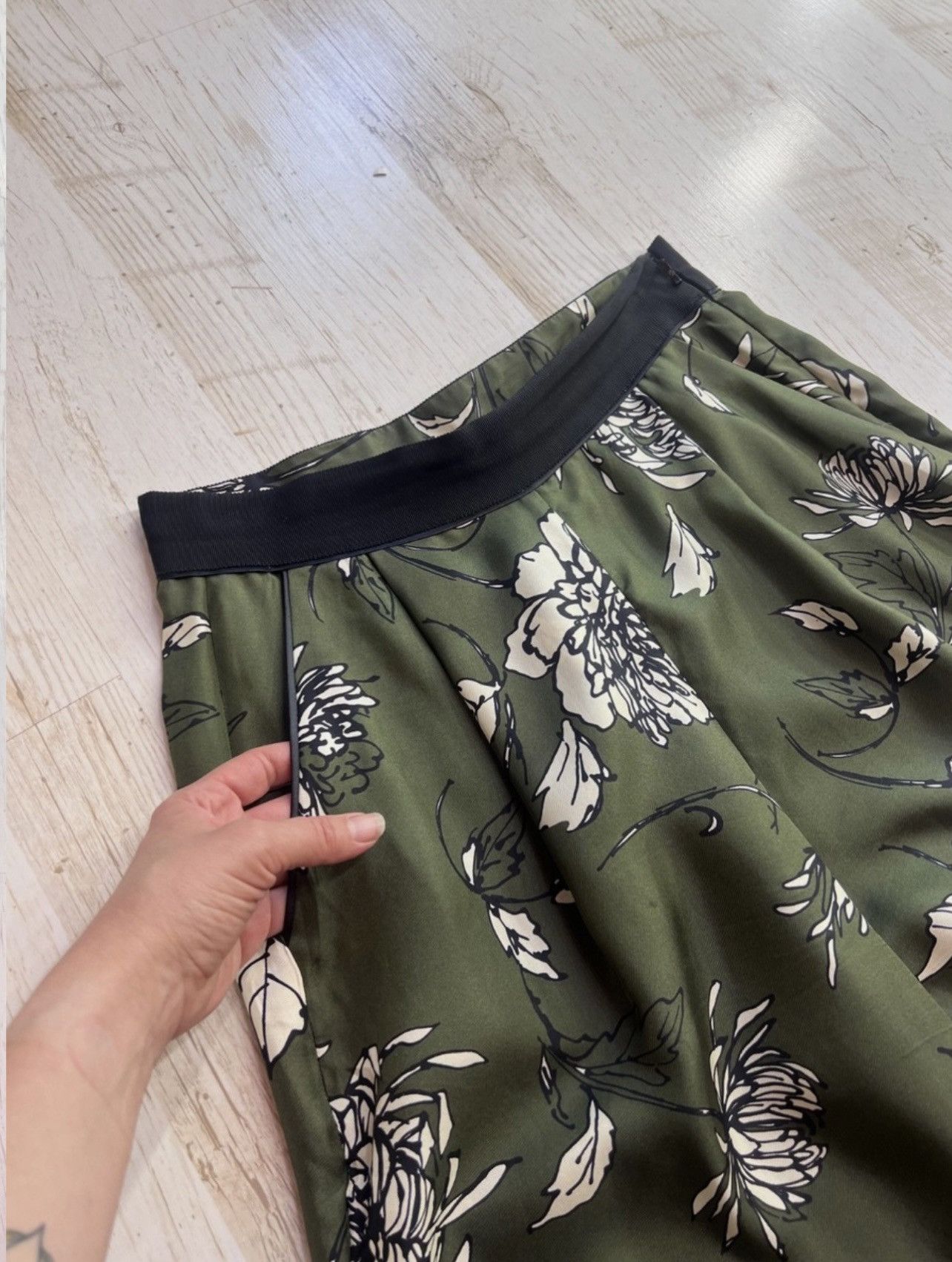 Moncler Moncler Silk Cropped Wide-Leg Pants – Floral Print – IT44 Size 30" / US 8 / IT 44 - 8 Thumbnail