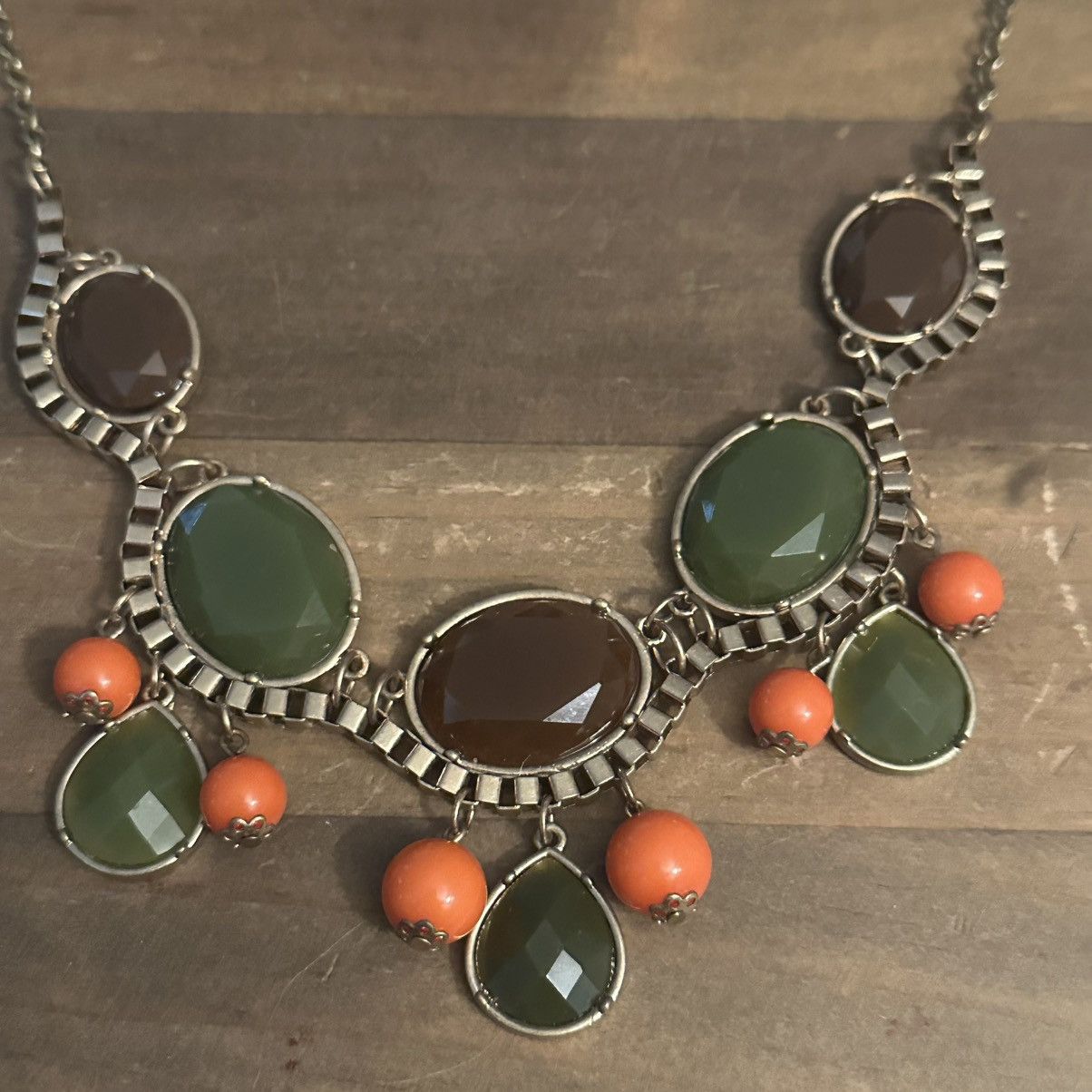 Other Gold tone olive, brown and orange statement necklace Size ONE SIZE - 4 Thumbnail