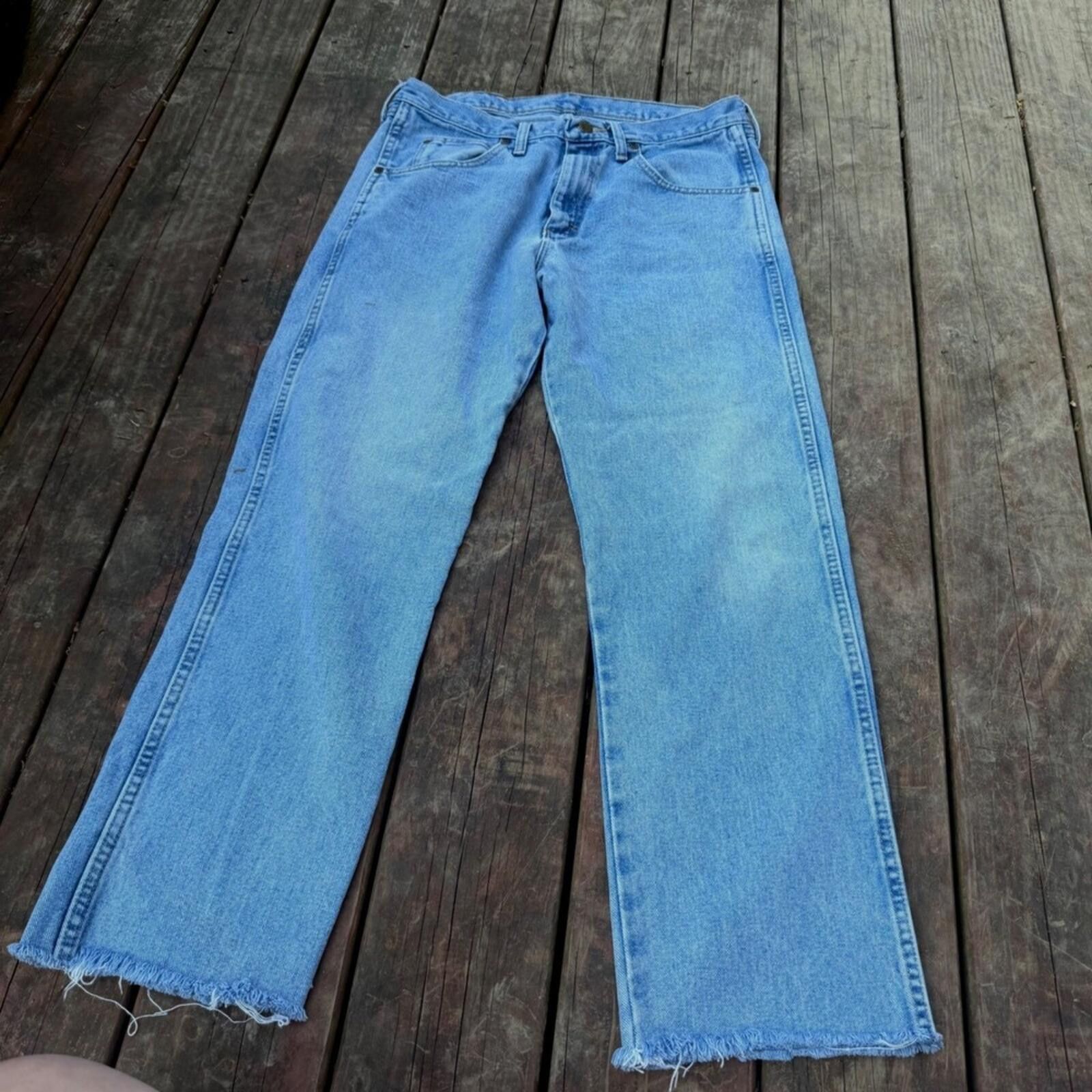 Wrangler Wrangler Blues Light Wash Straight Leg Raw Hem Denim Jeans Size US 30 / EU 46 - 1 Thumbnail