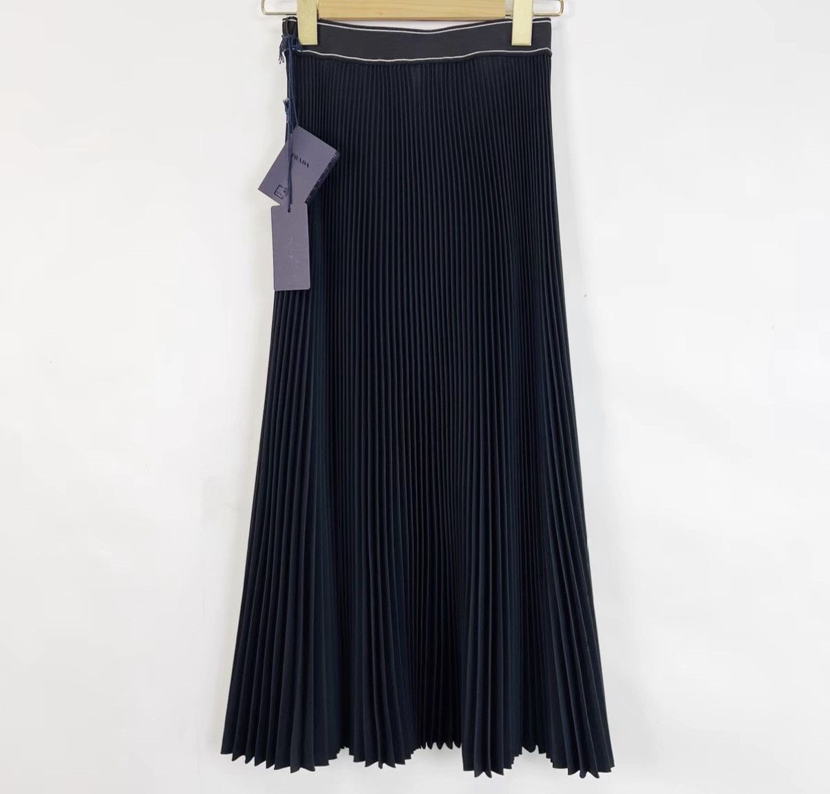 Prada Prada Black Crepe Midi Skirt K12 Size 26" / US 2 / IT 38 - 2 Thumbnail