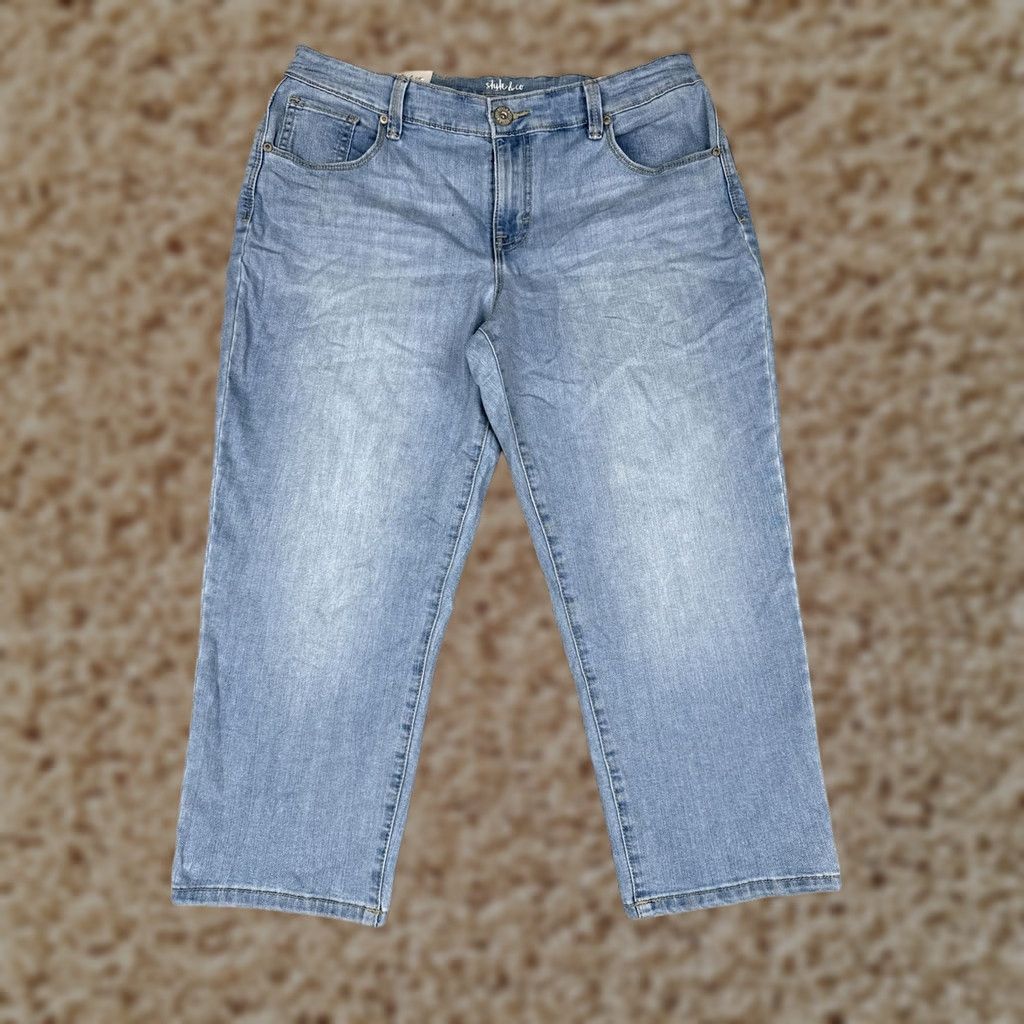 Vintage Style&co. Jeans Capri Womens 12P Blue Light Wash Mid Rise Denim 32x22 Capri Jeans Womens 12P Petite Blue Light Wasch Capri Size 34" / US 12 / IT 48 - 1 Thumbnail