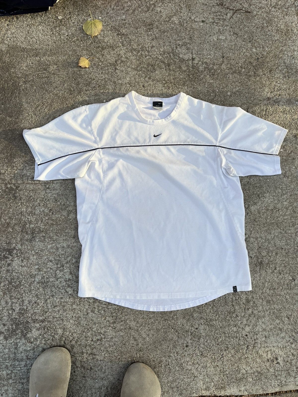 Nike Vintage Nike center swoosh t shirt Size US L / EU 52-54 / 3 - 1 Thumbnail