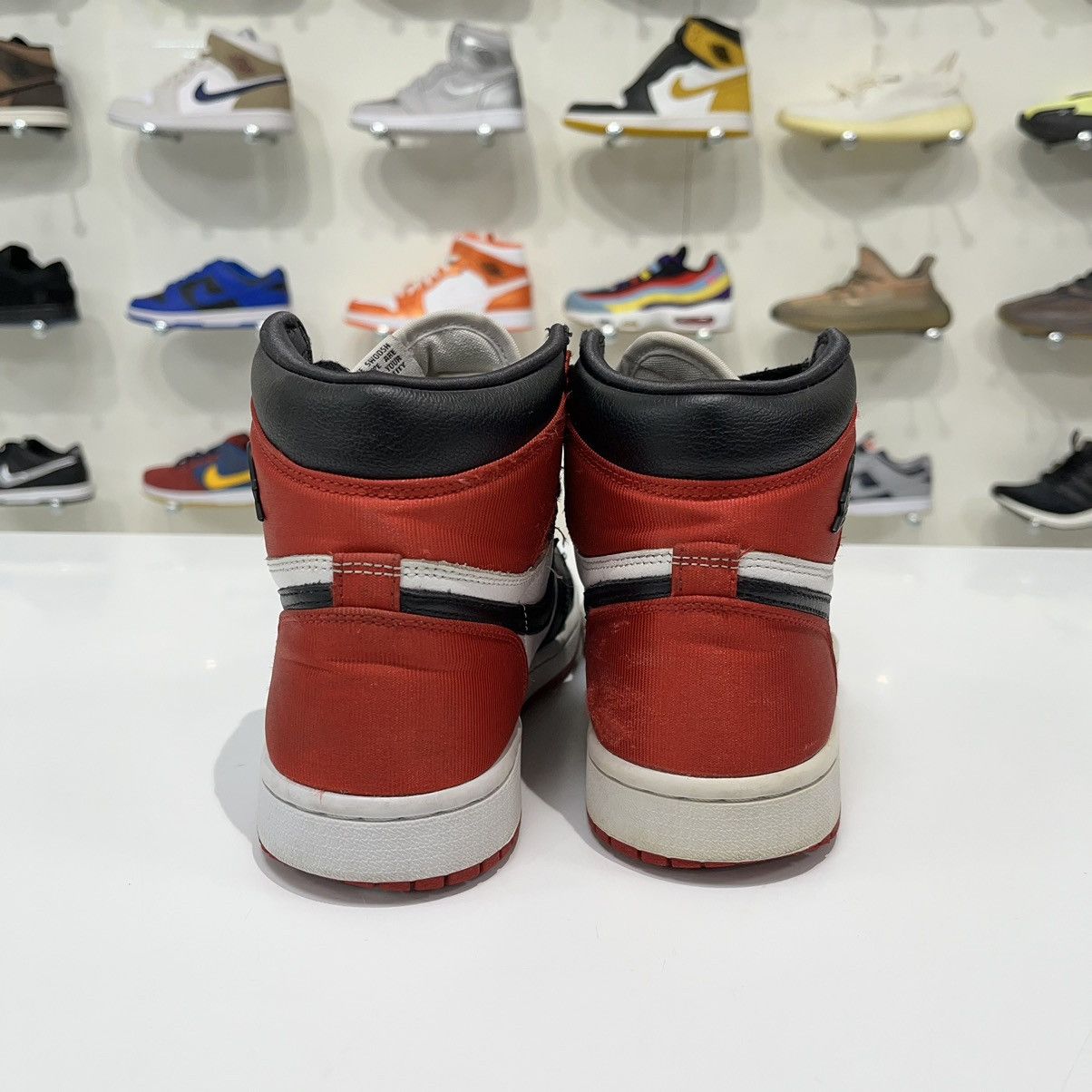 Nike Air Jordan 1 Retro High Satin Black Toe (W) Size US 7.5 / IT 37.5 - 4 Thumbnail