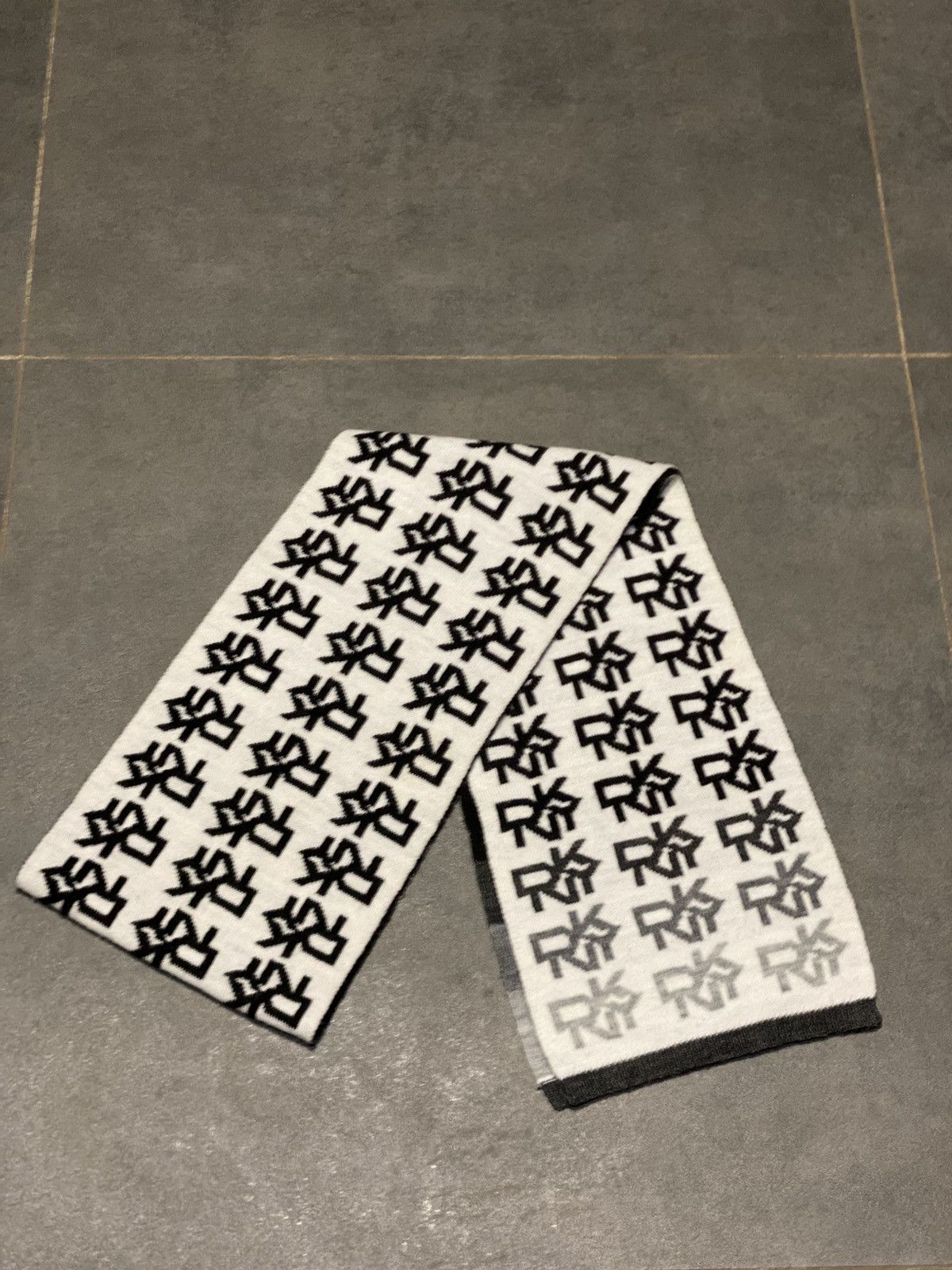 DKNY × Donna Karan Scarf DKNY monogram Donna Karan New York muffler Size ONE SIZE - 1 Thumbnail