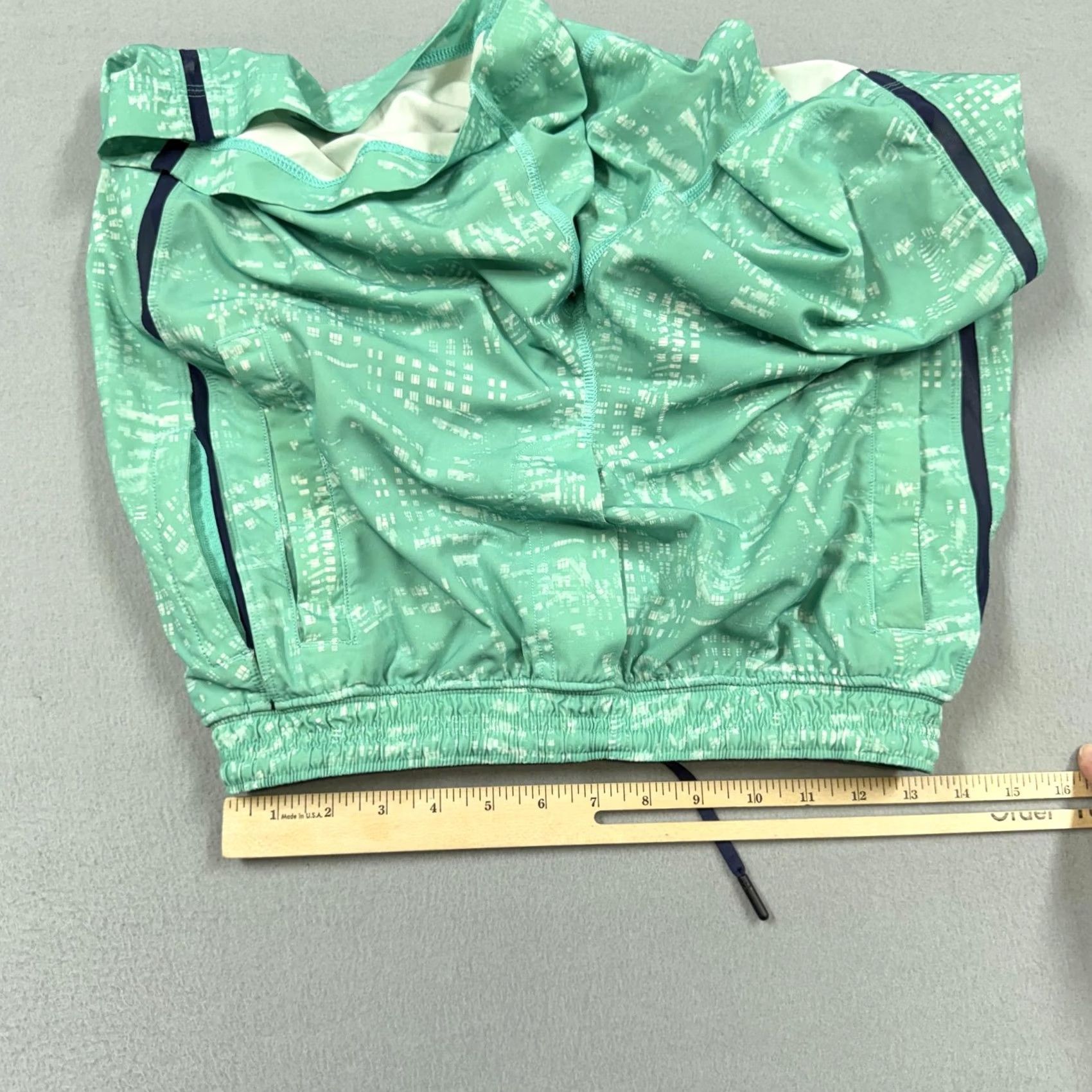 Lululemon Lululemon Shorts Mens 33 Green Geometric Lined 9" Inseam Athletic Gym Running Jogging Pockets Elastic Drawstring Waist Size US 33 - 5 Thumbnail