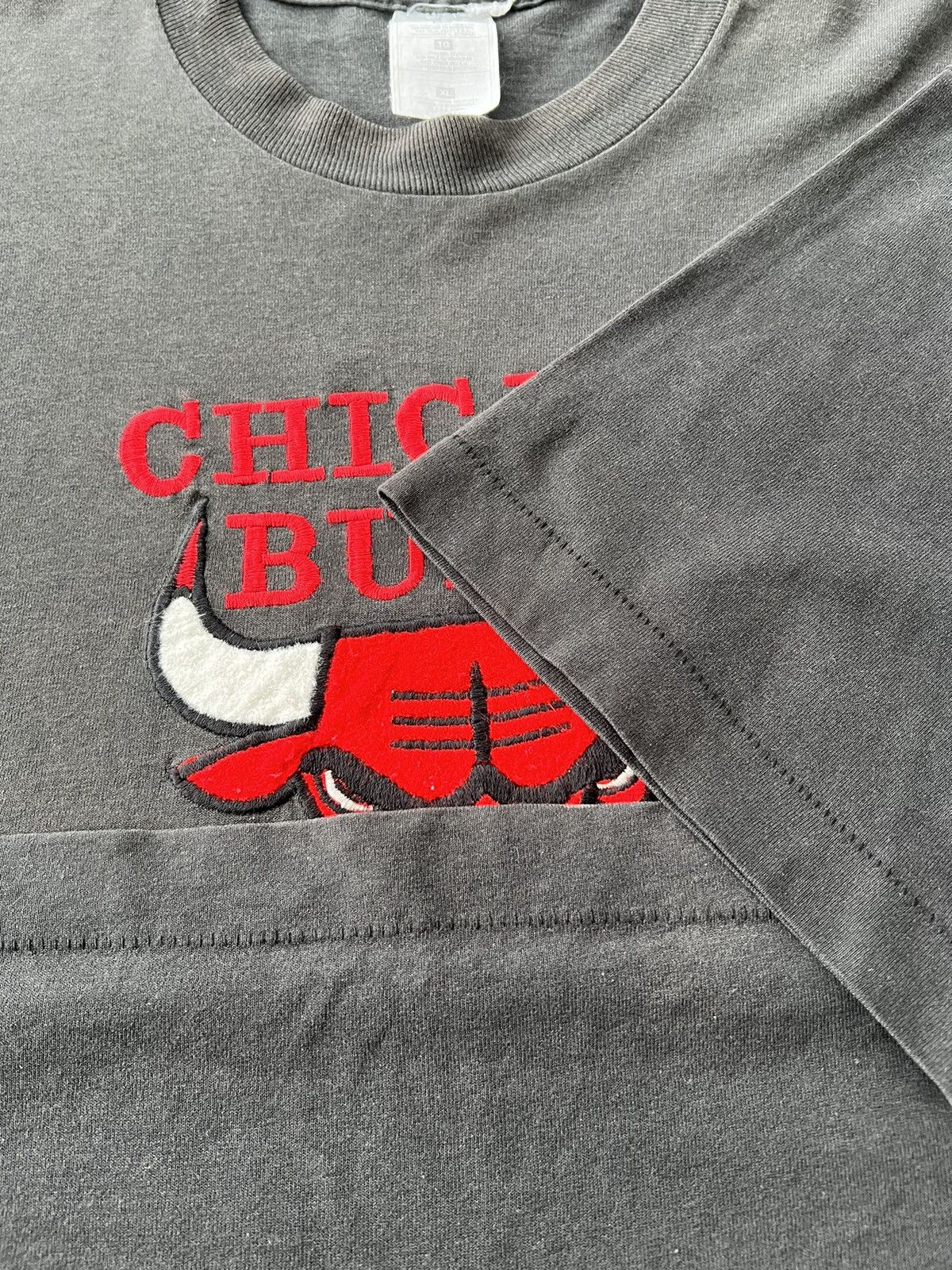 NBA Vintage 90s Chicago Bulls NBA Faded Black T-shirt Size US XL / EU 56 / 4 - 10 Thumbnail