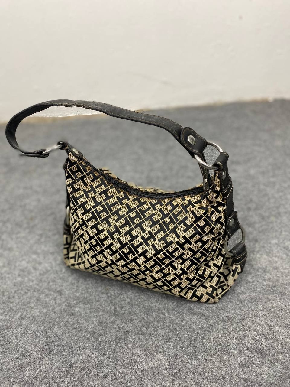 Tommy Hilfiger tommy hilfiger hand bag monogram nice design Size ONE SIZE - 2 Thumbnail