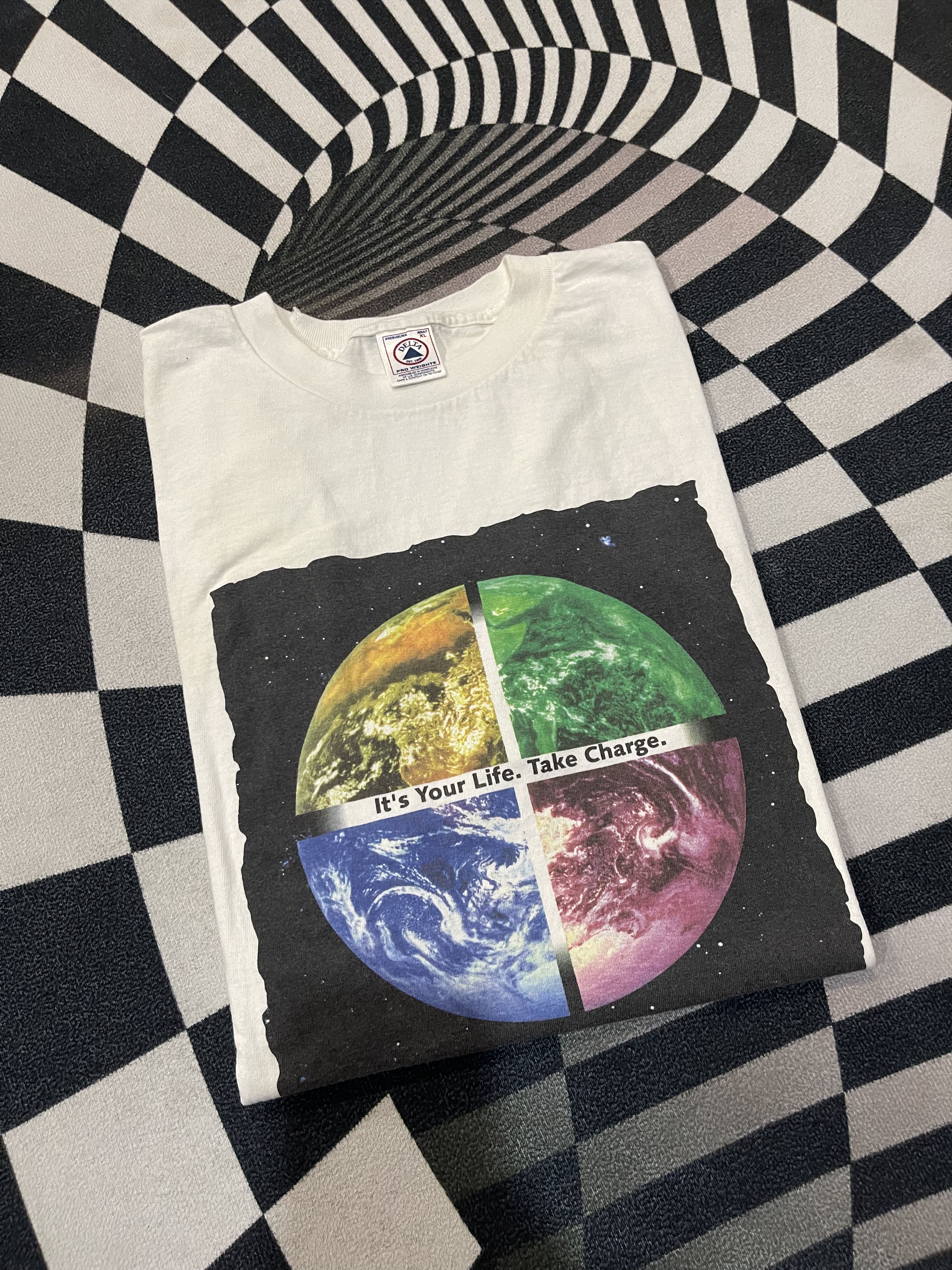 Vintage intage 90s Discover Card "Take Charge" Earth Graphic T-Shirt Size US XL / EU 56 / 4 - 1 Thumbnail