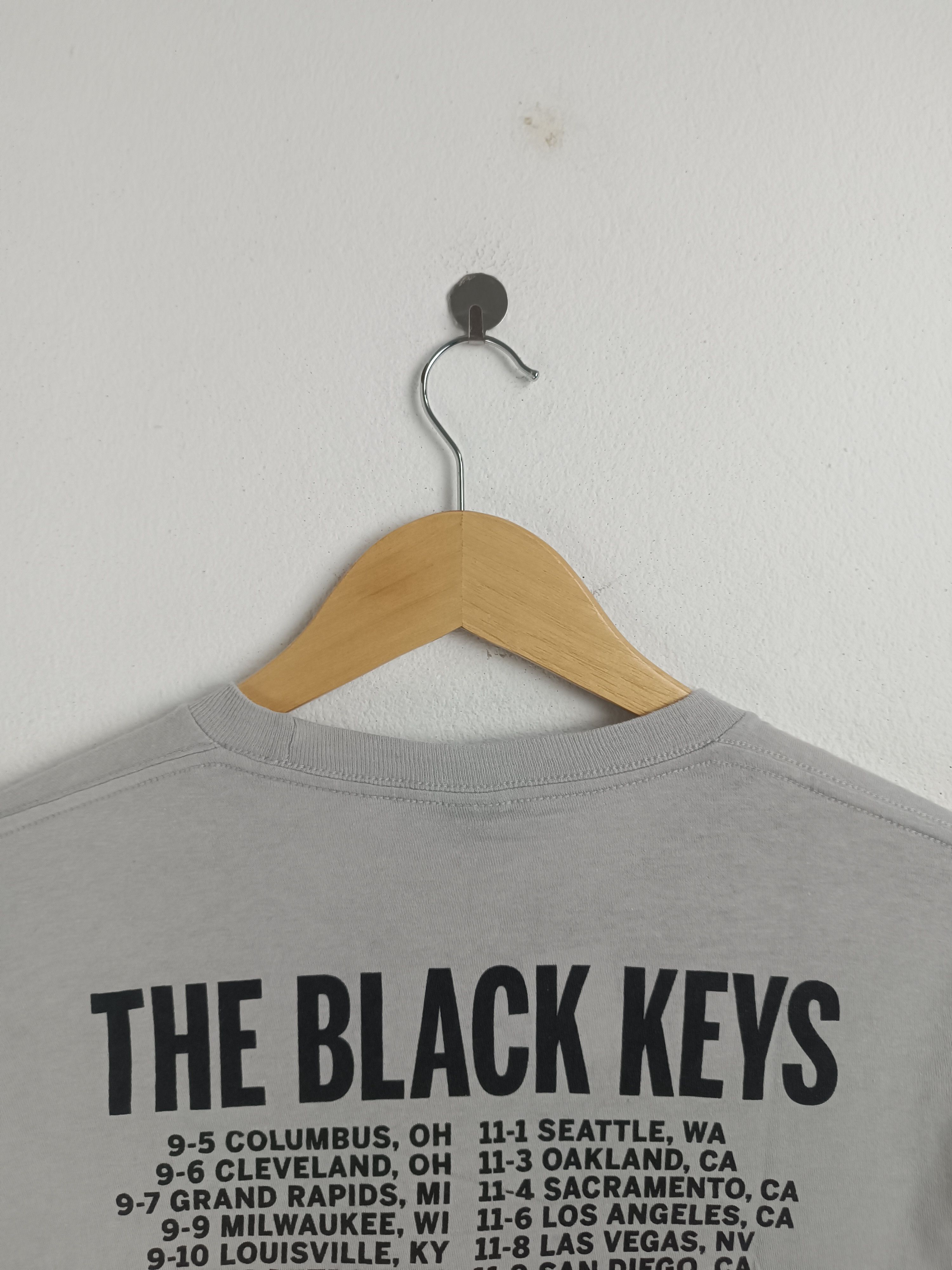 Band Tees VINTAGE '14 THE BLACK KEYS TURN BLUE TOUR white stripes rza Size US L / EU 52-54 / 3 - 16 Thumbnail