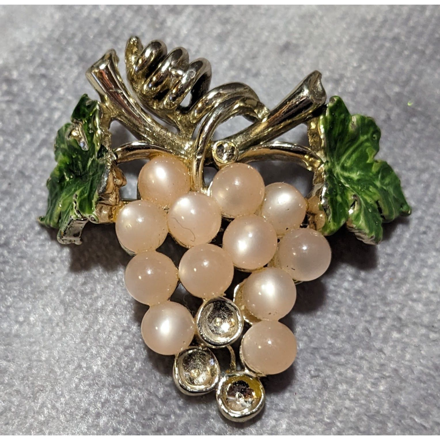 Other Vintage Pale Pink Moonglow Lucite Grape Bunch Brooch Size ONE SIZE - 3 Thumbnail