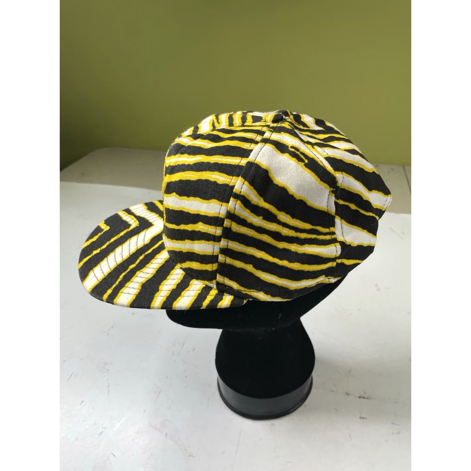 Vintage VINTAGE Army Westpoint Knights Zubaz AJD Snapback Hat Cap | Adjustable | Black & Yellow | Men | Snapback | Army Theme Size ONE SIZE - 2 Thumbnail