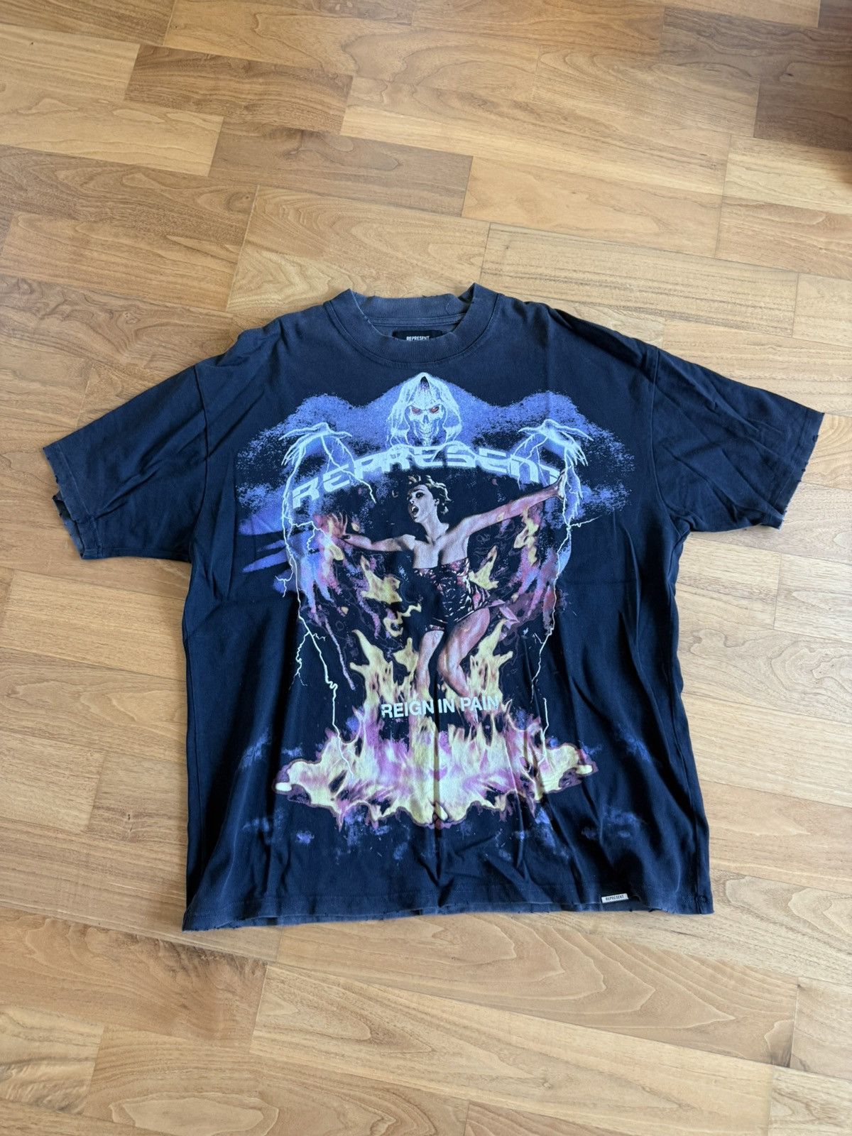 Represent clo. Reign in pain tee