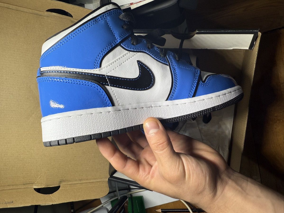 Jordan Brand × Nike Jordan 1 Mid Signal Blue (GS) Size US 4.5 / IT 34.5 - 6 Thumbnail