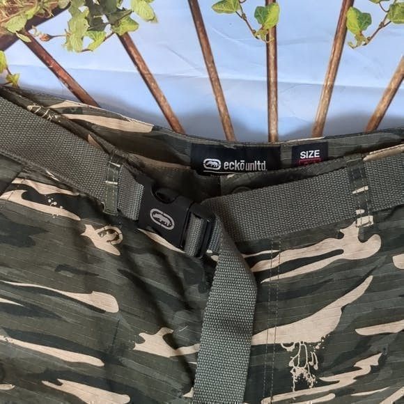 Ecko Unltd. Ecko green camo cargo shorts with belt size 34 Size US 34 / EU 50 - 2 Thumbnail
