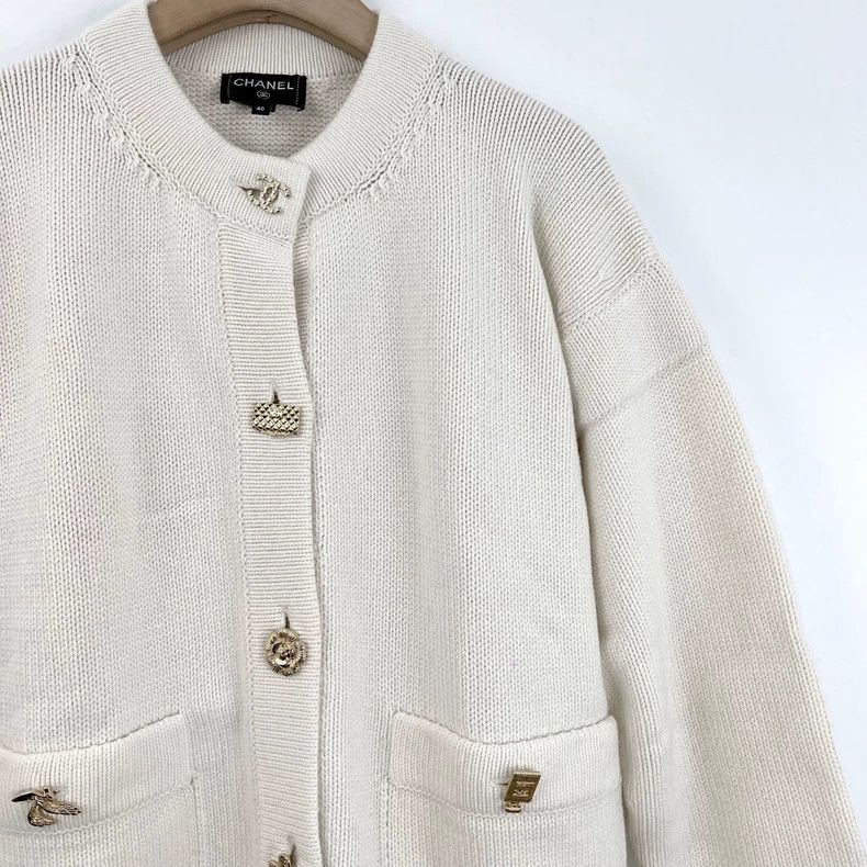 Chanel Chanel Badge button white knitted cardigan jacket Size S / US 4 / IT 40 - 4 Thumbnail