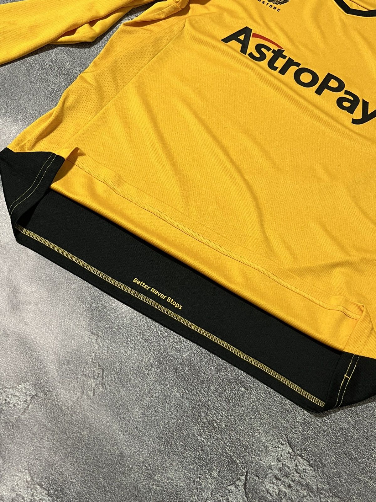 Castore Castore Wolverhampton Wanderes 2022/2023 Long Sleeve Shirt Size US XL / EU 56 / 4 - 6 Thumbnail