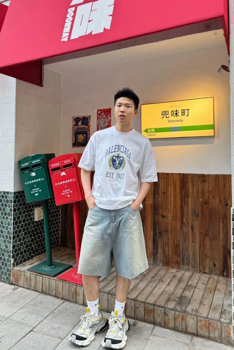 Balenciaga Balenciaga White Letter Logo Short Sleeve T-Shirt Size US XS / EU 42 / 0 - 7 Thumbnail