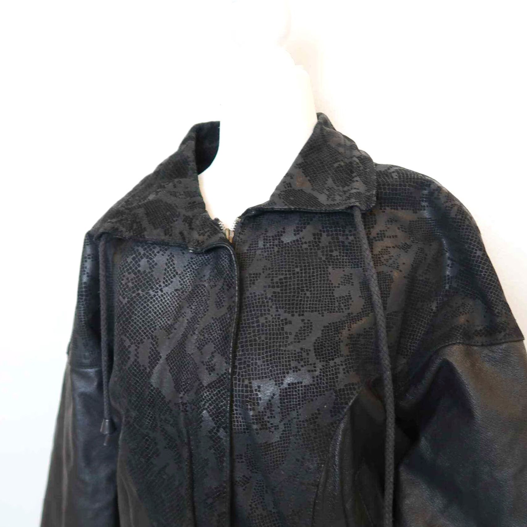 Vintage VINTAGE Wilsons Leather Jacket Black Reptile Print Zip Front S 1990s Grunge Boys / Mens? Size S / US 4 / IT 40 - 2 Thumbnail