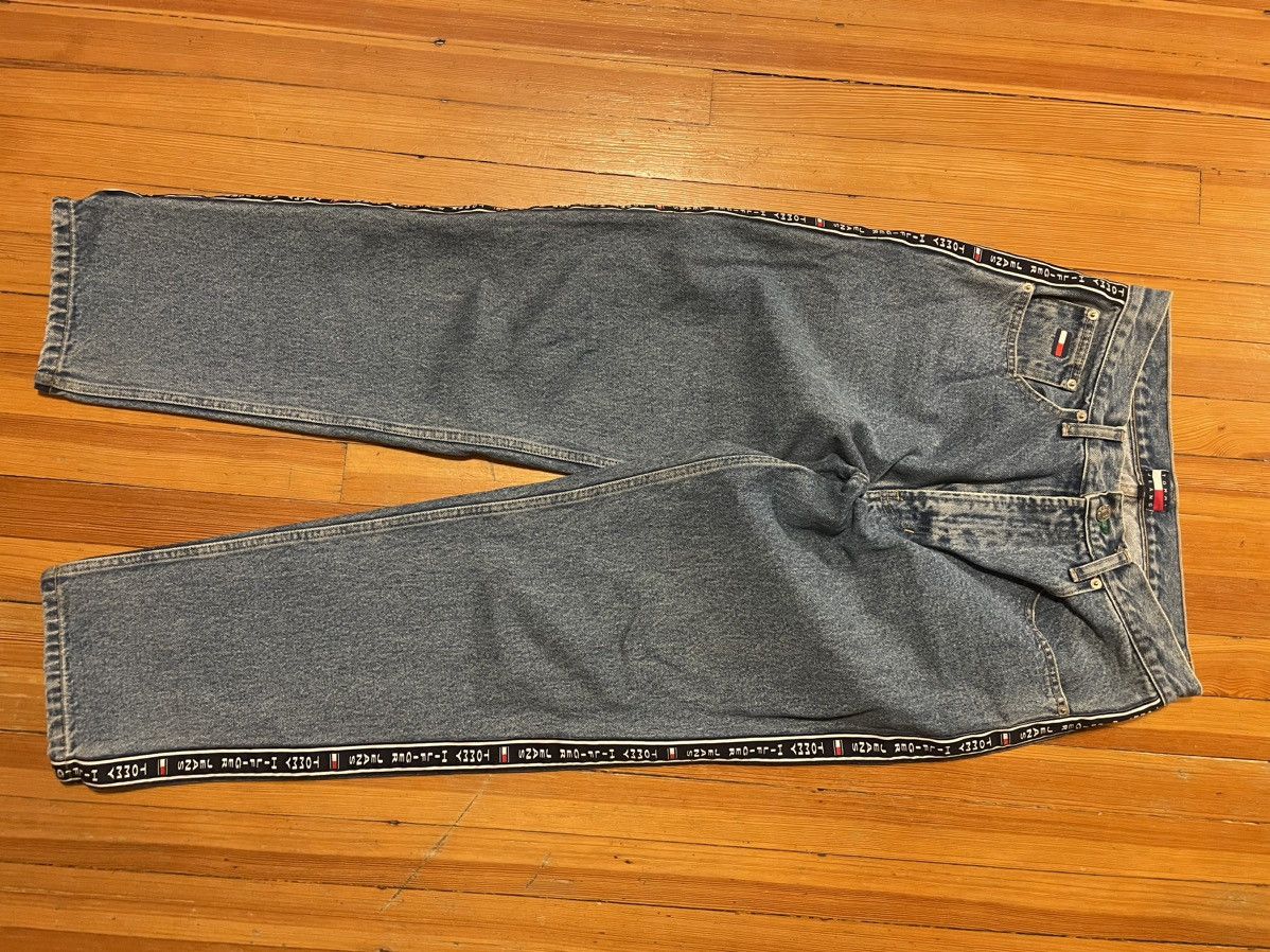 Tommy Hilfiger × Vintage Vintage Tommy Hilfiger spellout jeans 32x32 Size US 32 / EU 48 - 1 Thumbnail