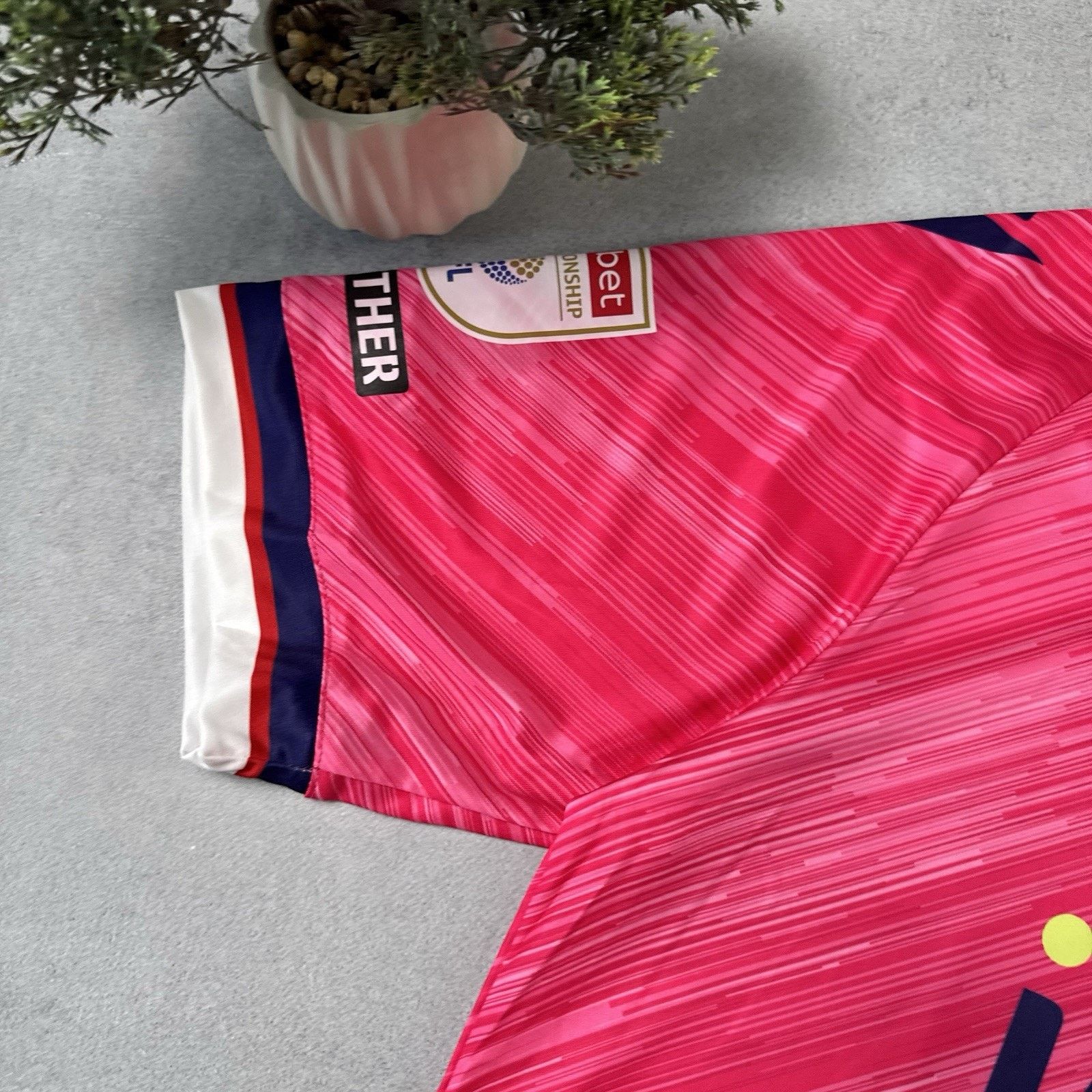 Macron West Bromwich Albion 2025-2026 Pink Soccer Jersey Size XL Size US XL / EU 56 / 4 - 6 Thumbnail