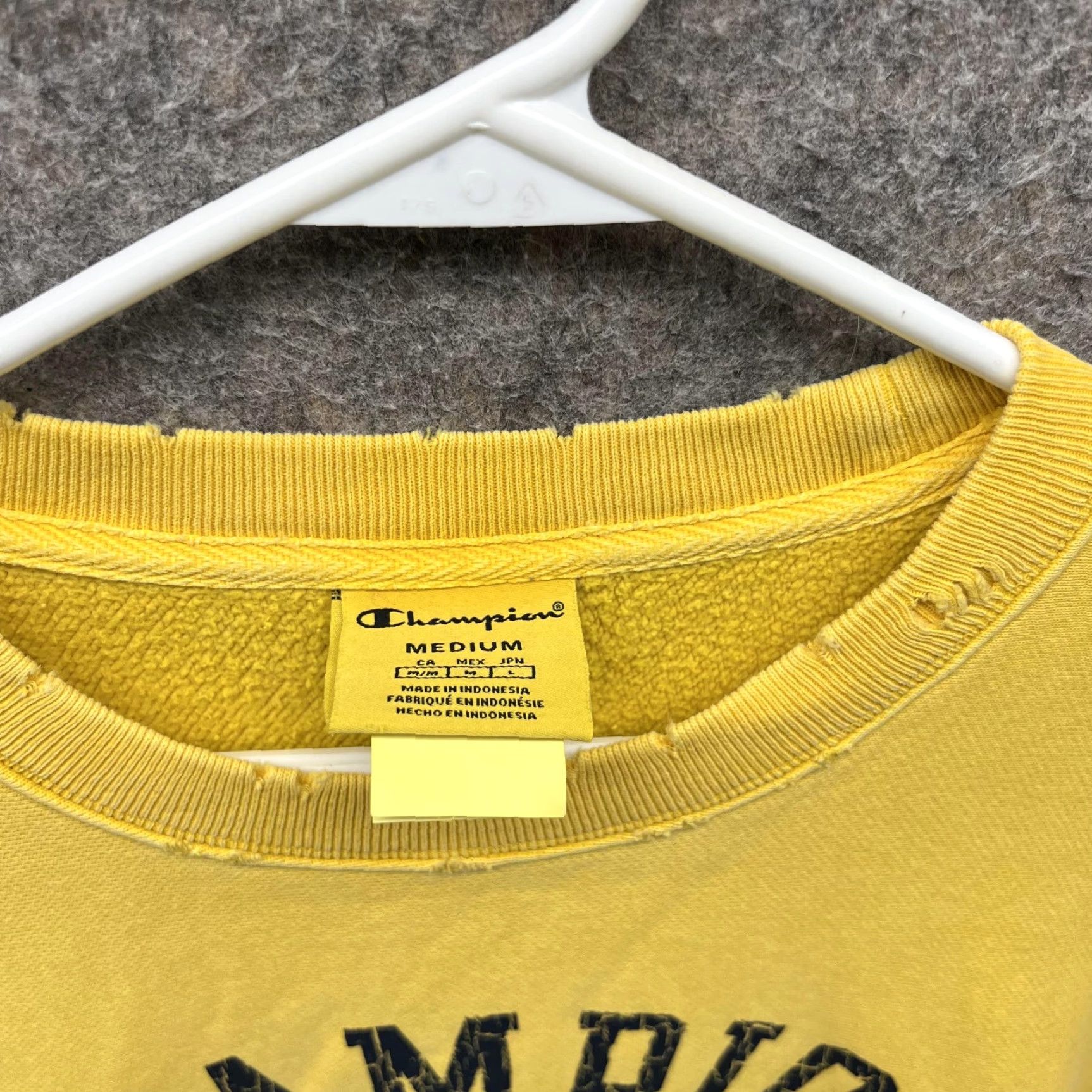 Champion VINTAGE Champion Sweater Mens Medium Adult Yellow Crewneck Pullover 1919 Cotton Size US M / EU 48-50 / 2 - 5 Thumbnail