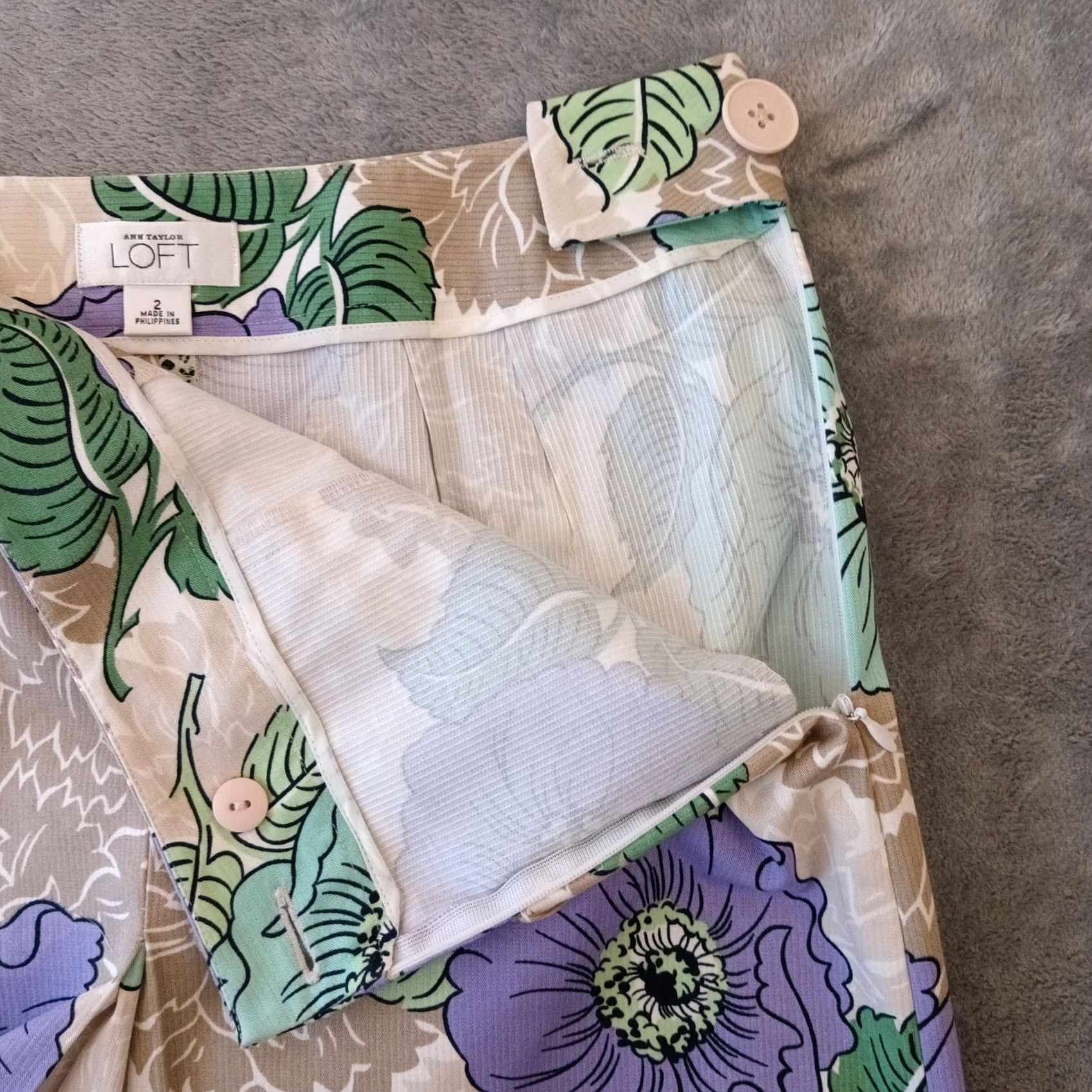 Ann Taylor Ann Taylor Skirt Short Gray Purple Floral Side Zip Pleated Cotton Blend Size 2 Womens Pencil Size 26" / US 2 / IT 38 - 6 Thumbnail