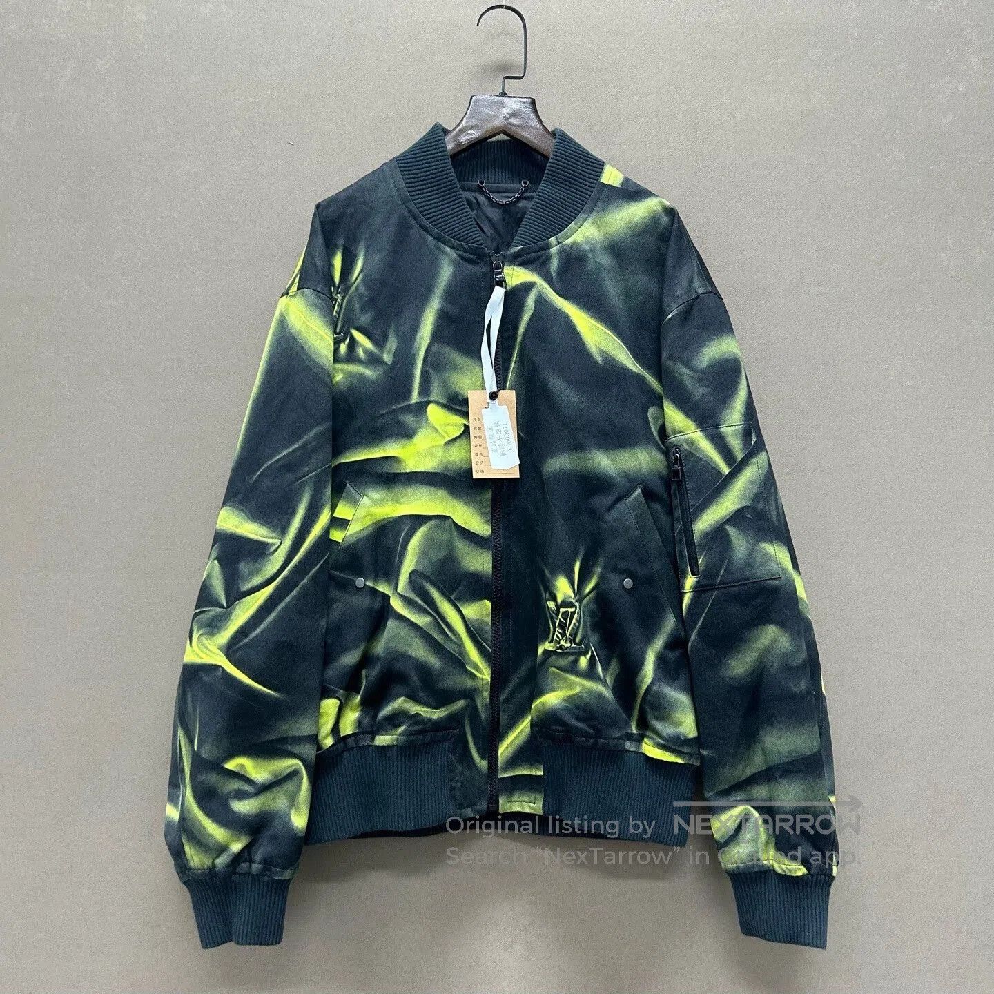 Louis Vuitton louis vuitton logo print jacket in green. Size US L / EU 52-54 / 3 - 1 Thumbnail