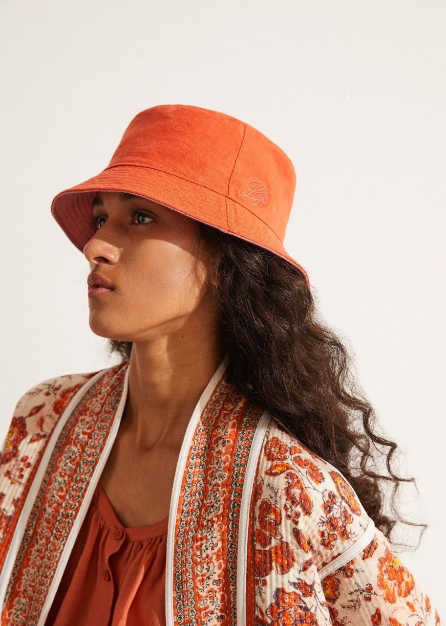 o1srvl11e0624 Size: OS FAN1662 Bucket Hat in Red