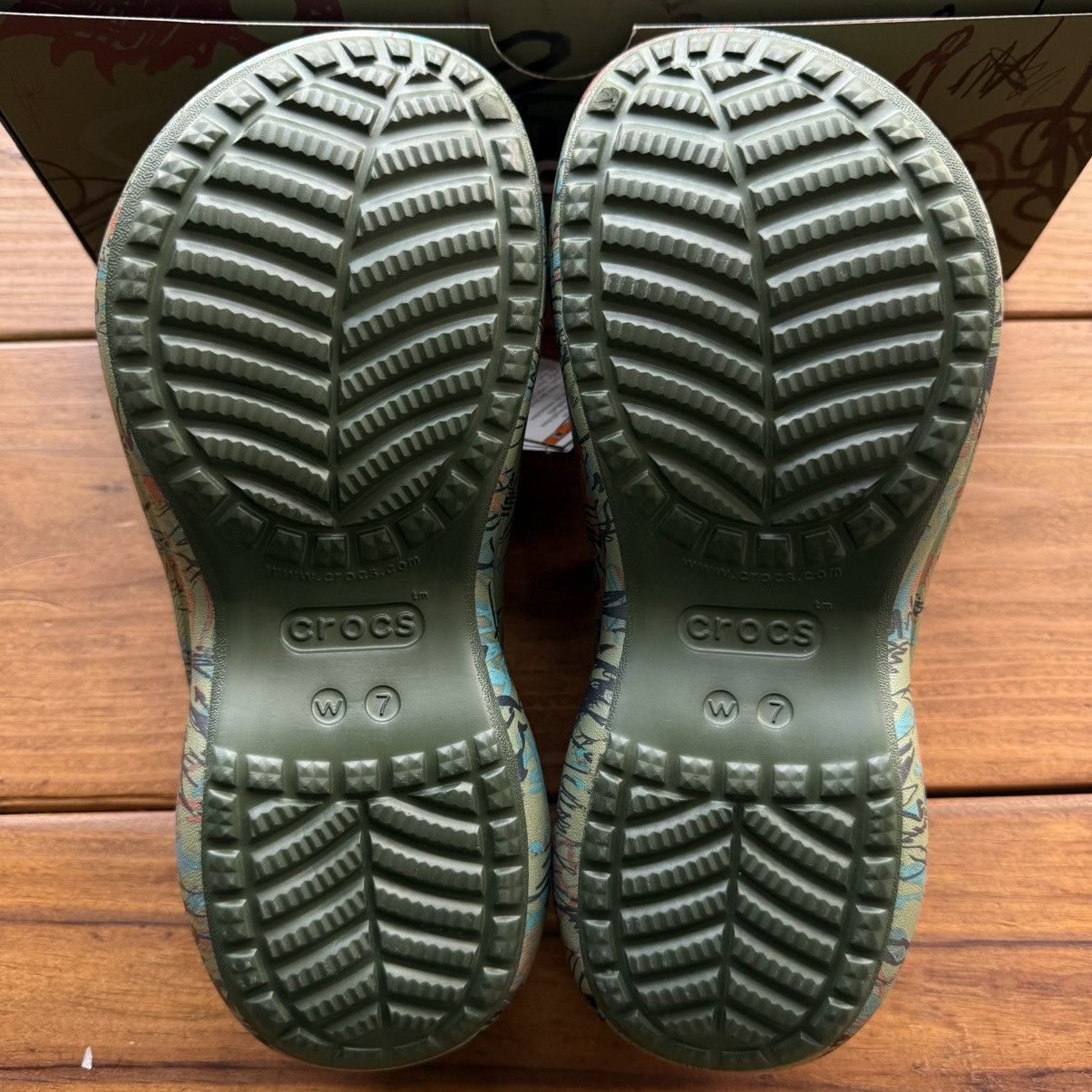 Crocs Mowalola x Wmns Classic Bae Clog ‘Forest’ Size US 7 / IT 37 - 6 Thumbnail
