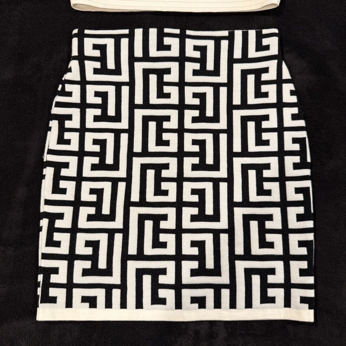 Balmain Balmain 2-piece Monogram Knitted Crop Top & High Waist Skirt Size XS / US 0-2 / IT 36-38 - 4 Thumbnail