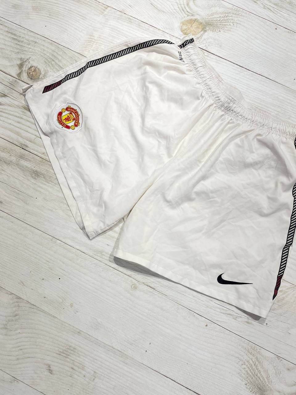 Nike NIKE MANCHESTER UNITED 2010 2011 HOME FOOTBALL SOCCER SHORTS Size US 36 / EU 52 - 3 Thumbnail
