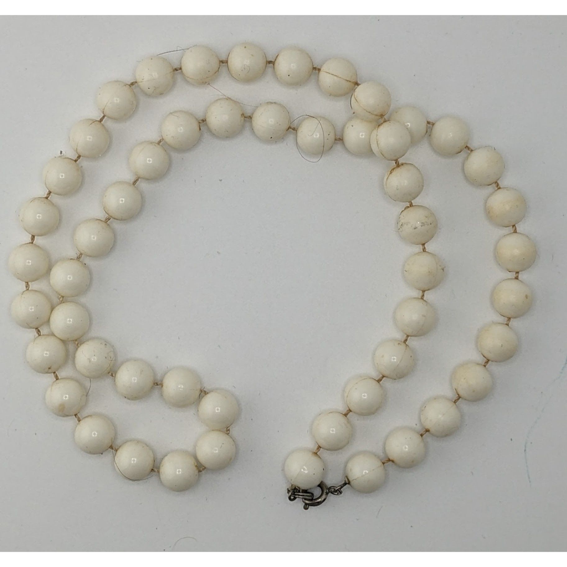 Other Vintage Retro White Beaded Necklace With Spring Ring Clasp Size ONE SIZE - 4 Thumbnail