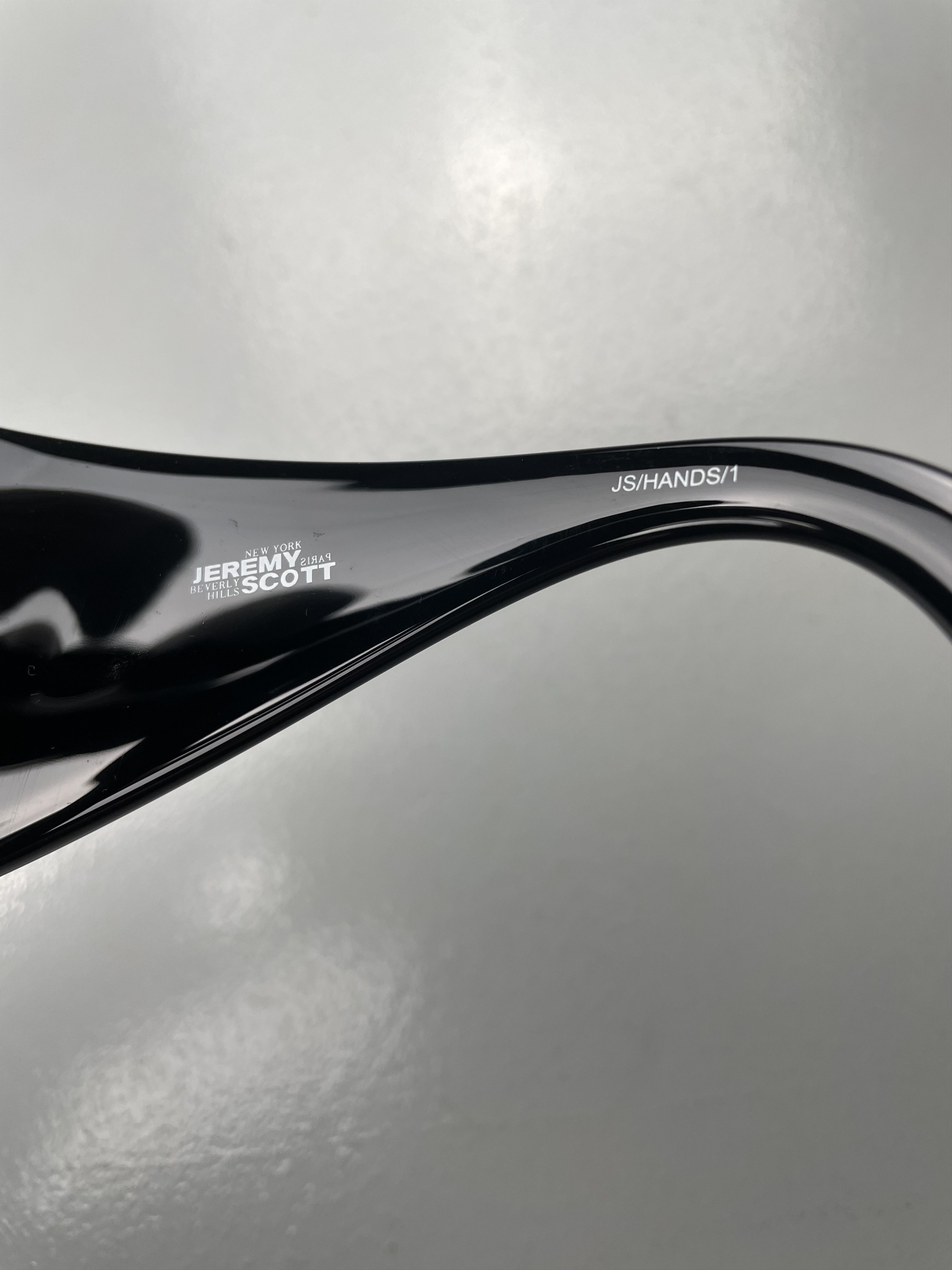 Jeremy Scott × Linda Farrow Linda Farrow X Jeremy Scott hands sunglasses (black) Size ONE SIZE - 5 Thumbnail