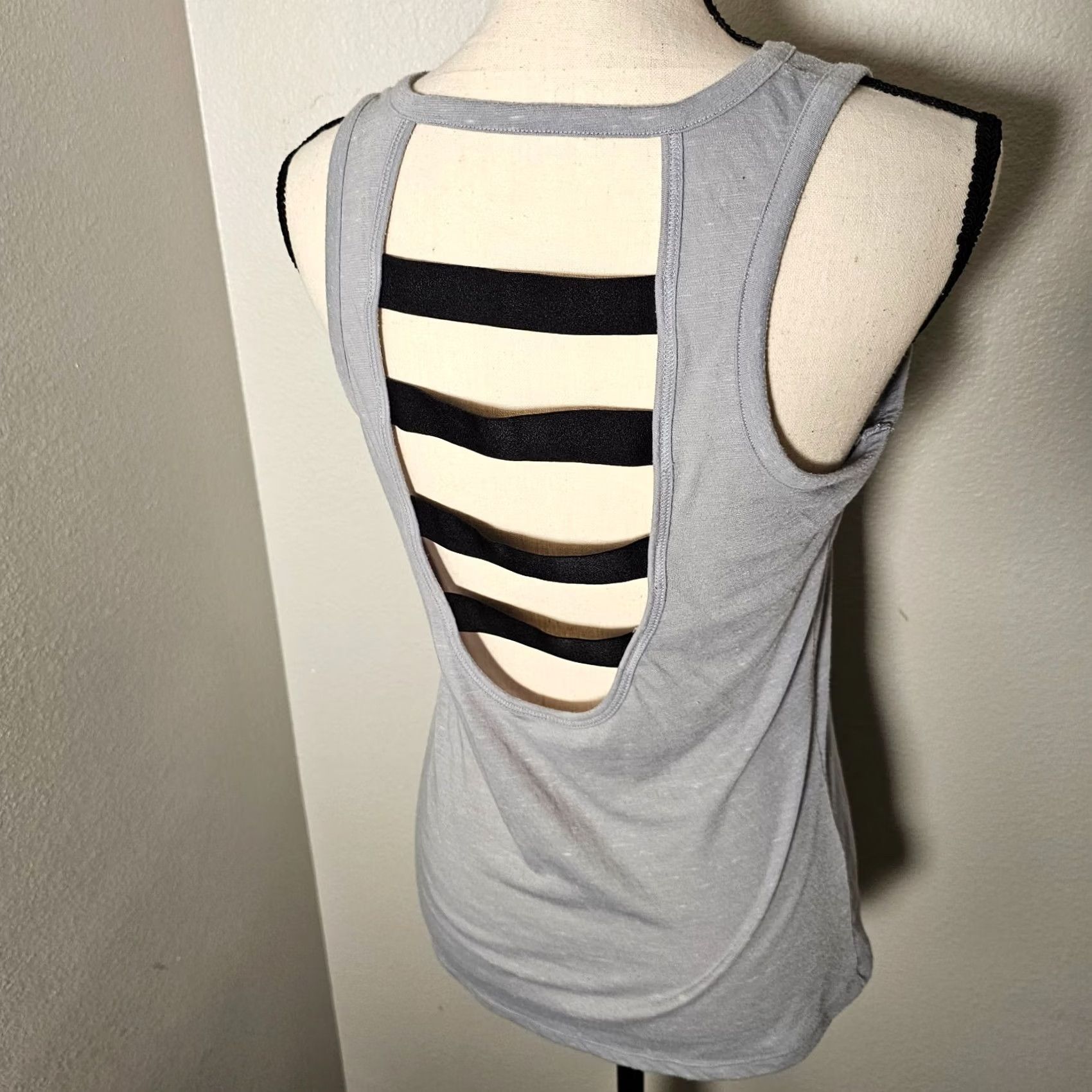 Victoria's Secret V_Sport Victoria's Secret Ultimate Strappy Side Logo Sport Top Gray Athletic Gym Tight Tank Women XS Slim Logo Size XS / US 0-2 / IT 36-38 - 4 Thumbnail