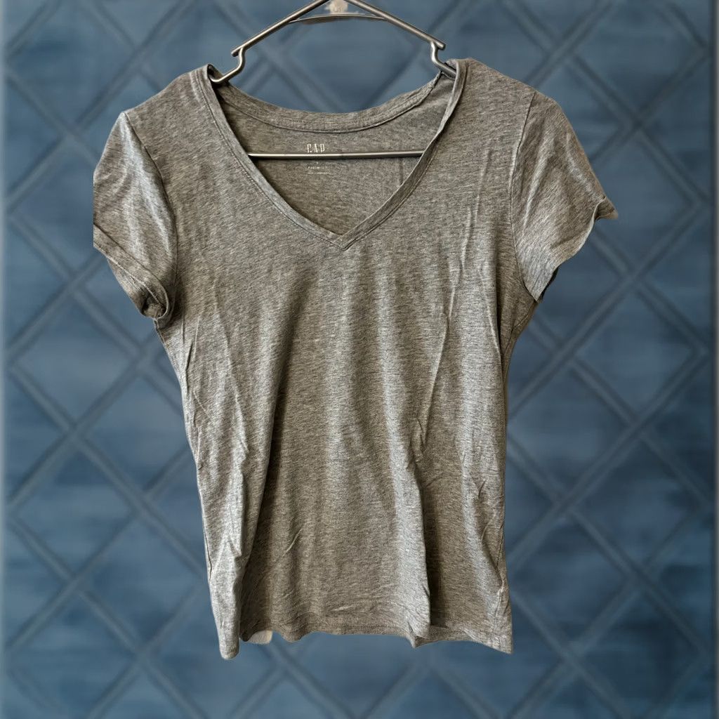 Gap Womens Gap Favorite Tee V-Neck Gray Solid Size Small Shirt Womens Size S / US 4 / IT 40 - 1 Thumbnail