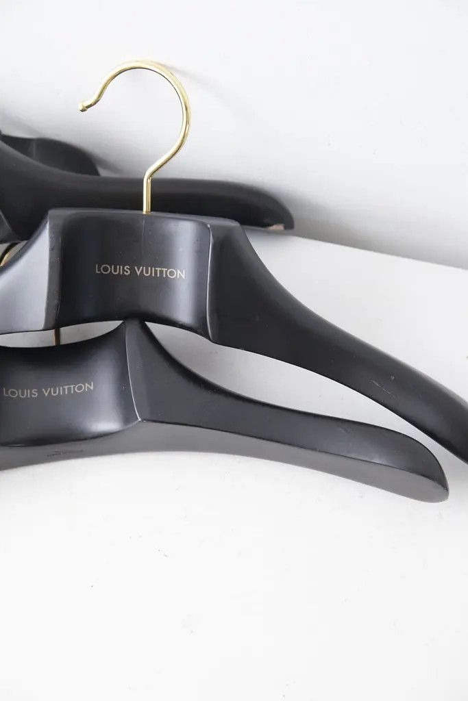 Louis Vuitton Lot of 5 wood Louis Vuitton hangers Size ONE SIZE - 2 Thumbnail