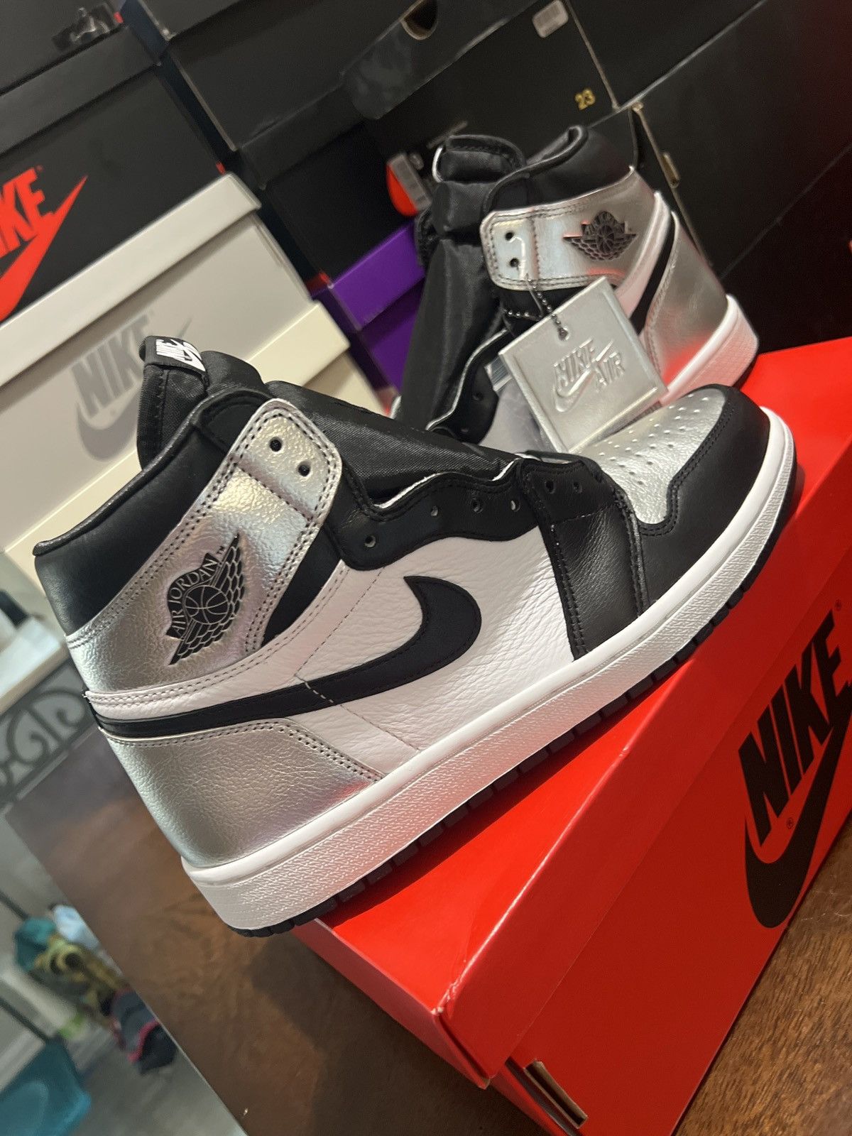 Jordan Brand Wmns Air Jordan 1 Retro High OG 'Silver Toe' Size US 10.5 / IT 40.5 - 2 Thumbnail