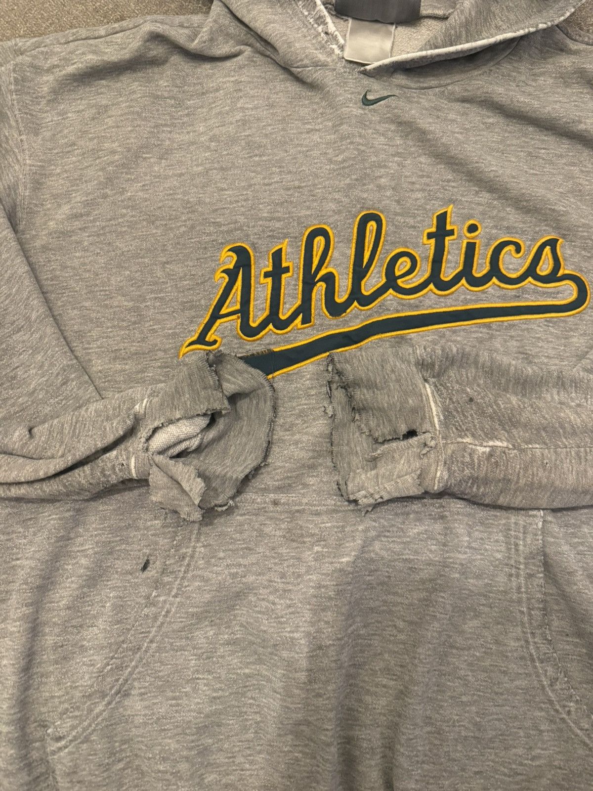 Nike Vintage Nike Center Swoosh Oakland Athletics Hoodie Size US XL / EU 56 / 4 - 4 Thumbnail