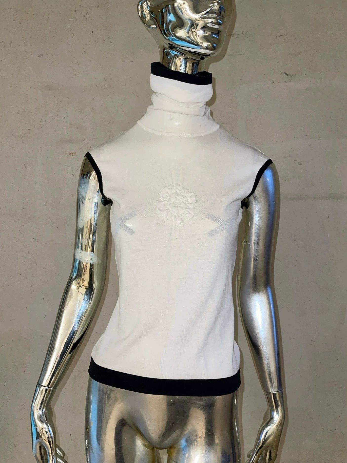 Chanel Chanel Vintage B&W Camellia Sleeveless Turtleneck Knit Top Size S / US 4 / IT 40 - 1 Thumbnail