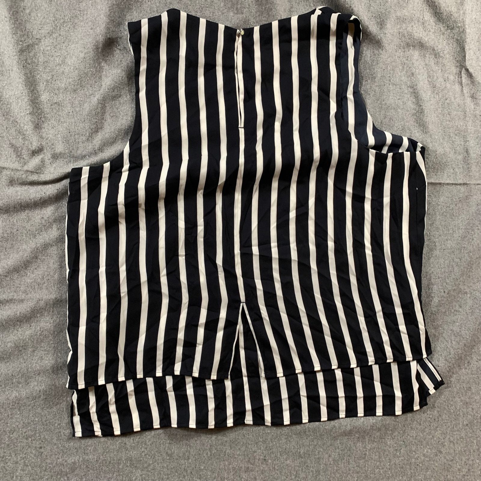Banana Republic Banana Republic Tops Women Large Sleeveless Black Striped Size L / US 10 / IT 46 - 2 Thumbnail