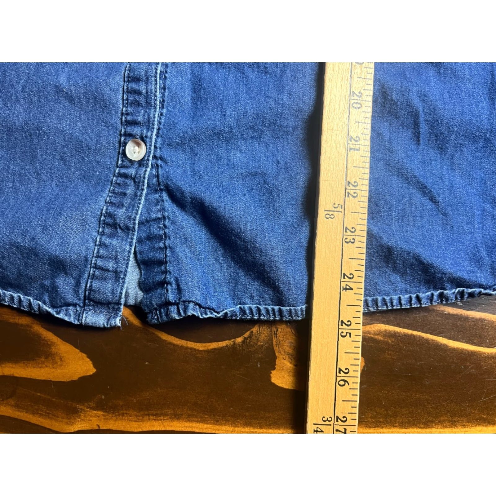 Croft & Barrow Croft & Barrow Shirt Women's Size Small Blue Chambray Button Up Size S / US 4 / IT 40 - 4 Thumbnail