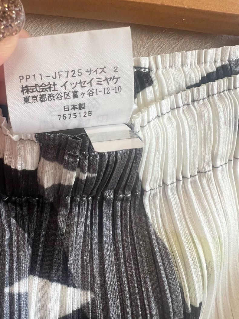 Issey Miyake Issey Miyake size:2 Grey and white pleated trousers Size 22" - 3 Thumbnail