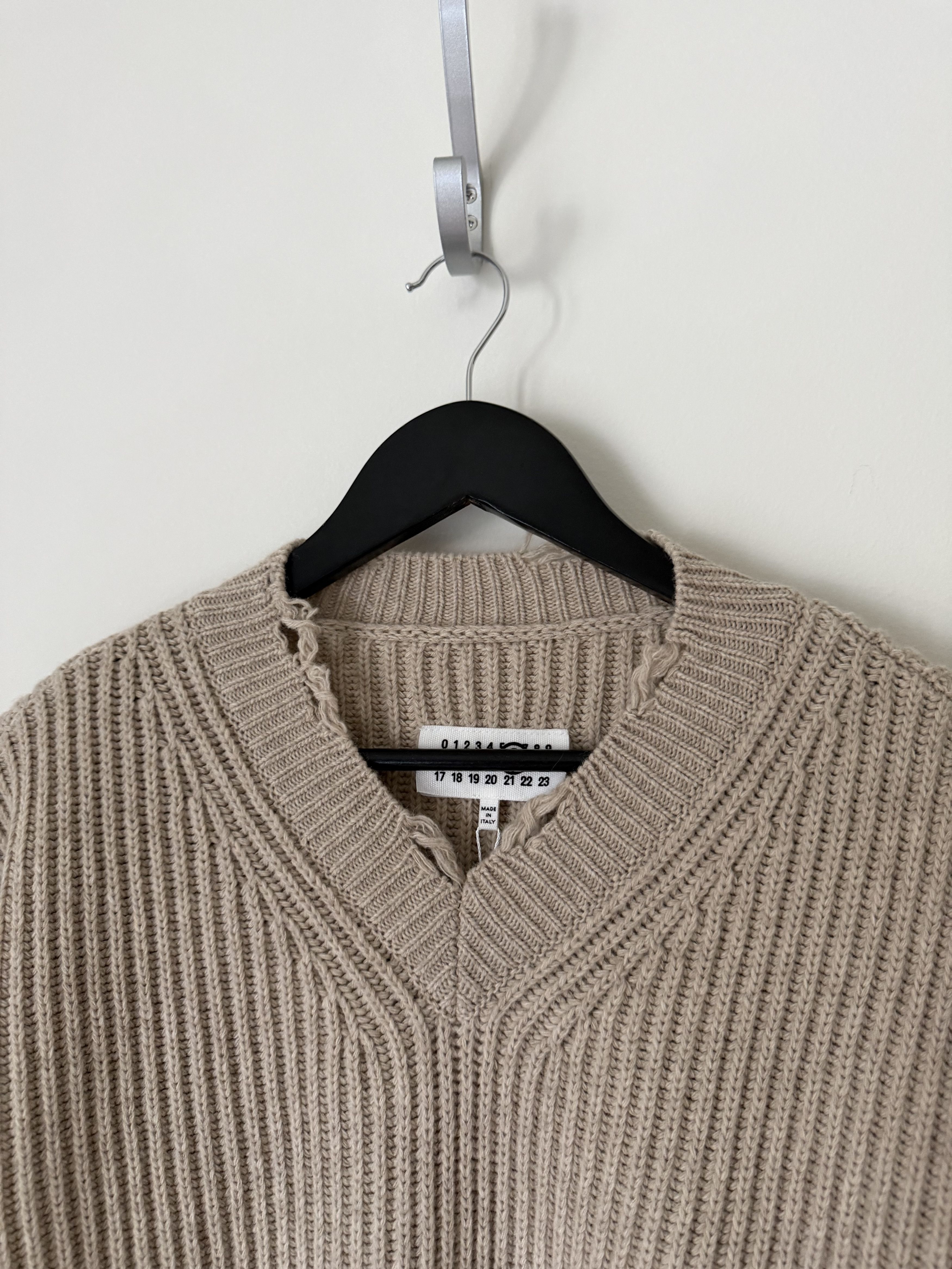 MM6 MM6 Maison Margiela Distressed V-Neck Sweater in Beige Size US L / EU 52-54 / 3 - 2 Thumbnail