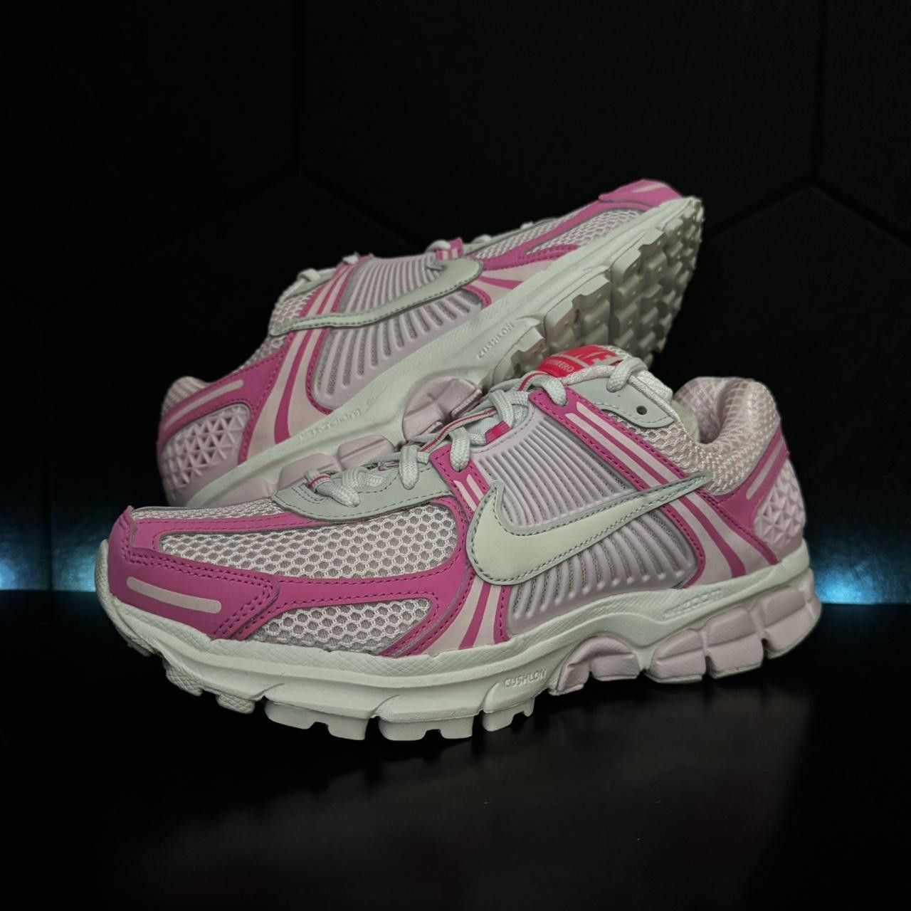 Nike Nike Zoom Vomero 5 Hyper Pink Size 10w Size US 10 / IT 40 - 1 Thumbnail