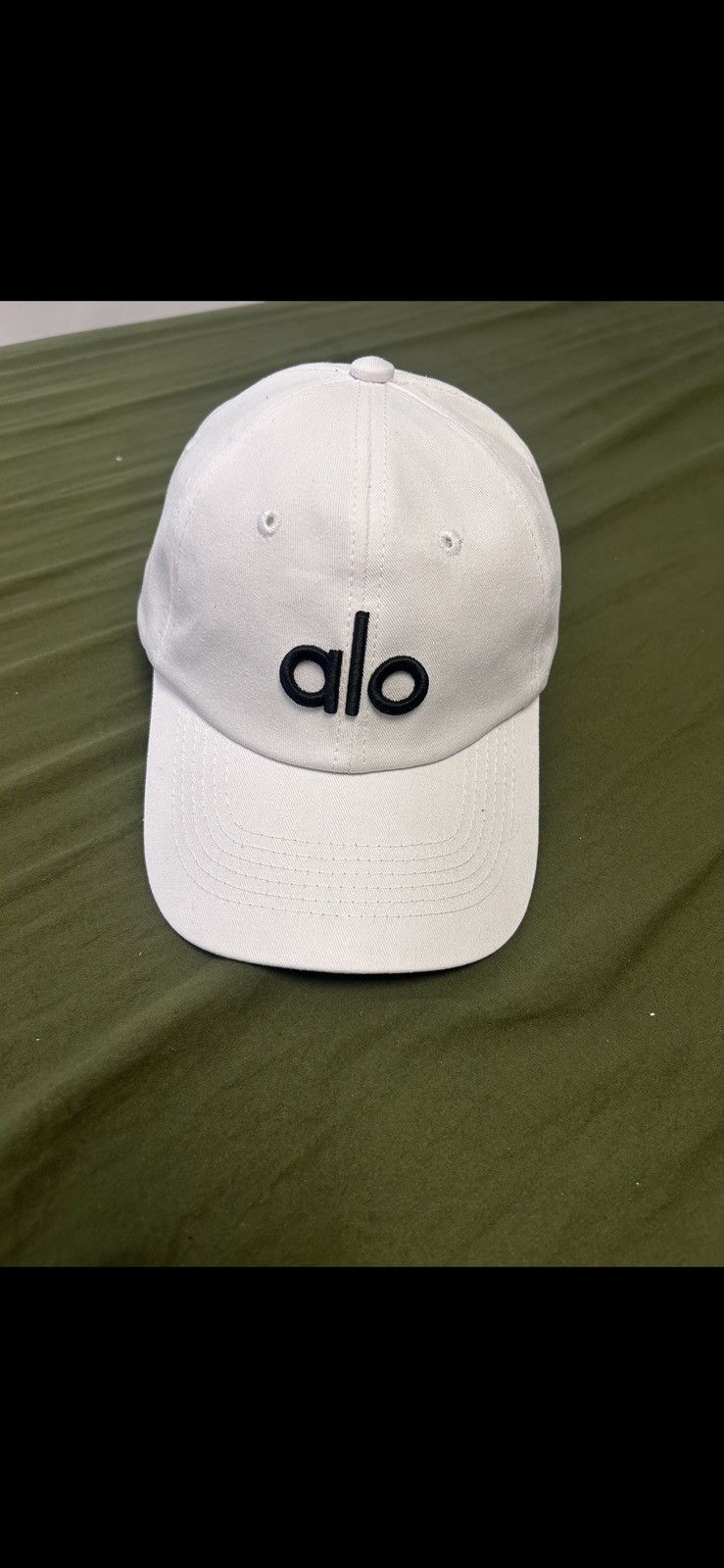Alo Yoga Alo performance OFF DUTY CAP in white with black logo